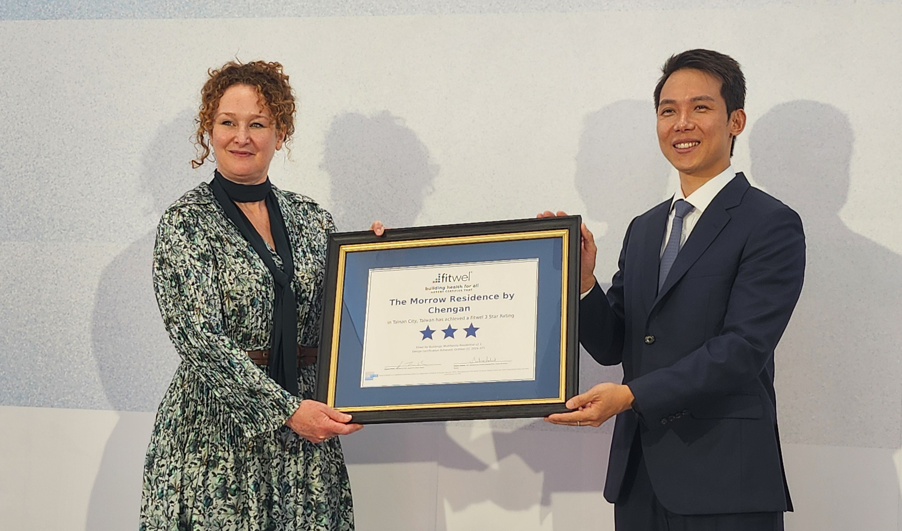 城安建設董事長洪健溥（右）6日接受美國健康認證領導機構 Center for Active Design 總裁暨執行長 Joanna Frankc（左）為「新文化城安」「明日新城安」授證。