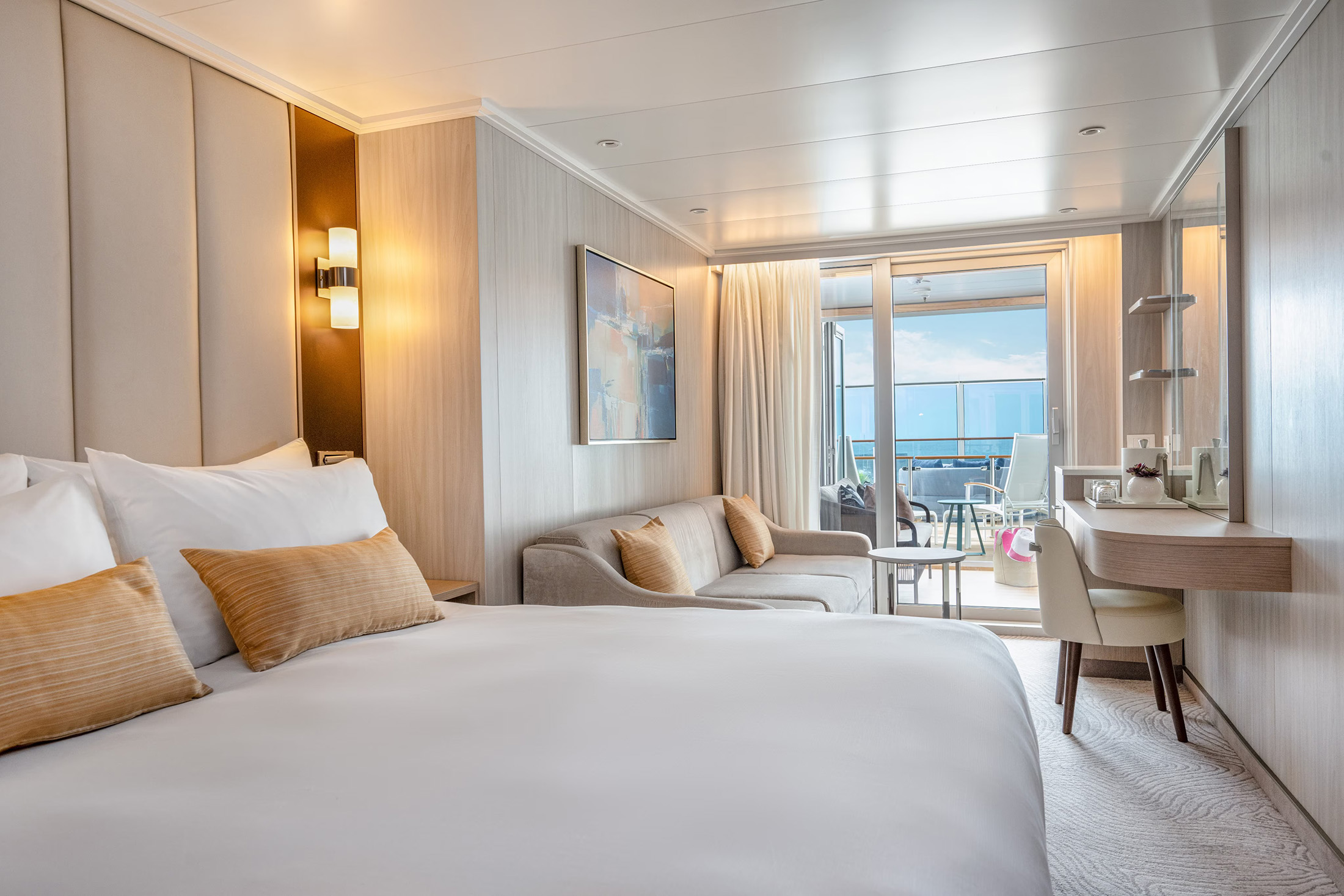 小屋迷你套房艙分為兩種等級，較高等級的「Cabana Deck Mini-Suite」，除了同樣擁有臥室、客廳、發呆亭與陽台，還有專屬的小屋甲板。（公主遊輪提供）