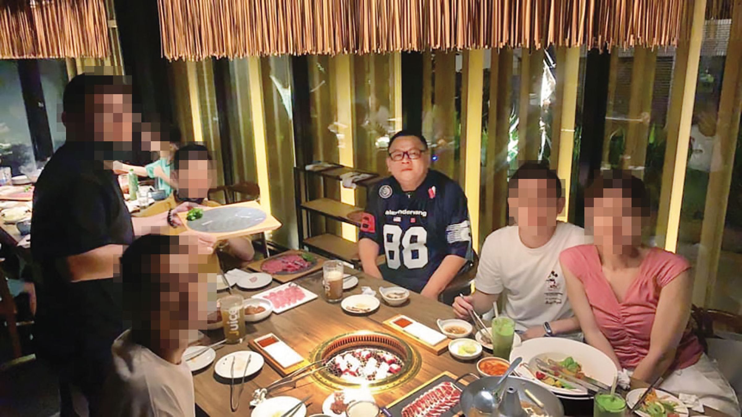 葉仁豪（中）常貼與友人聚餐照片，打造人脈廣闊的人設。（翻攝葉仁豪臉書）