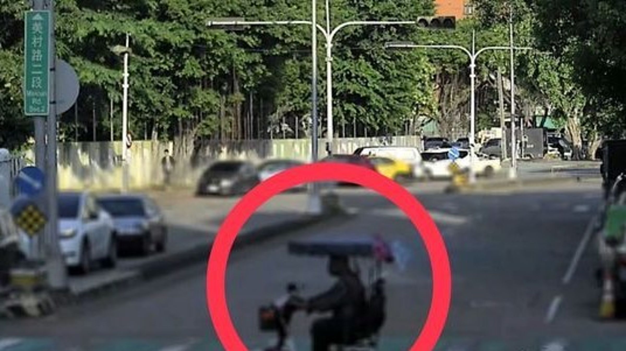 97歲劉爺爺為了友情與烤鴨，不惜騎電動車遠征16公里。（翻攝畫面）