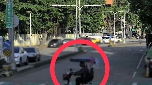 97歲劉爺爺為了友情與烤鴨,不惜騎電動車遠征16公里。(翻攝畫面)