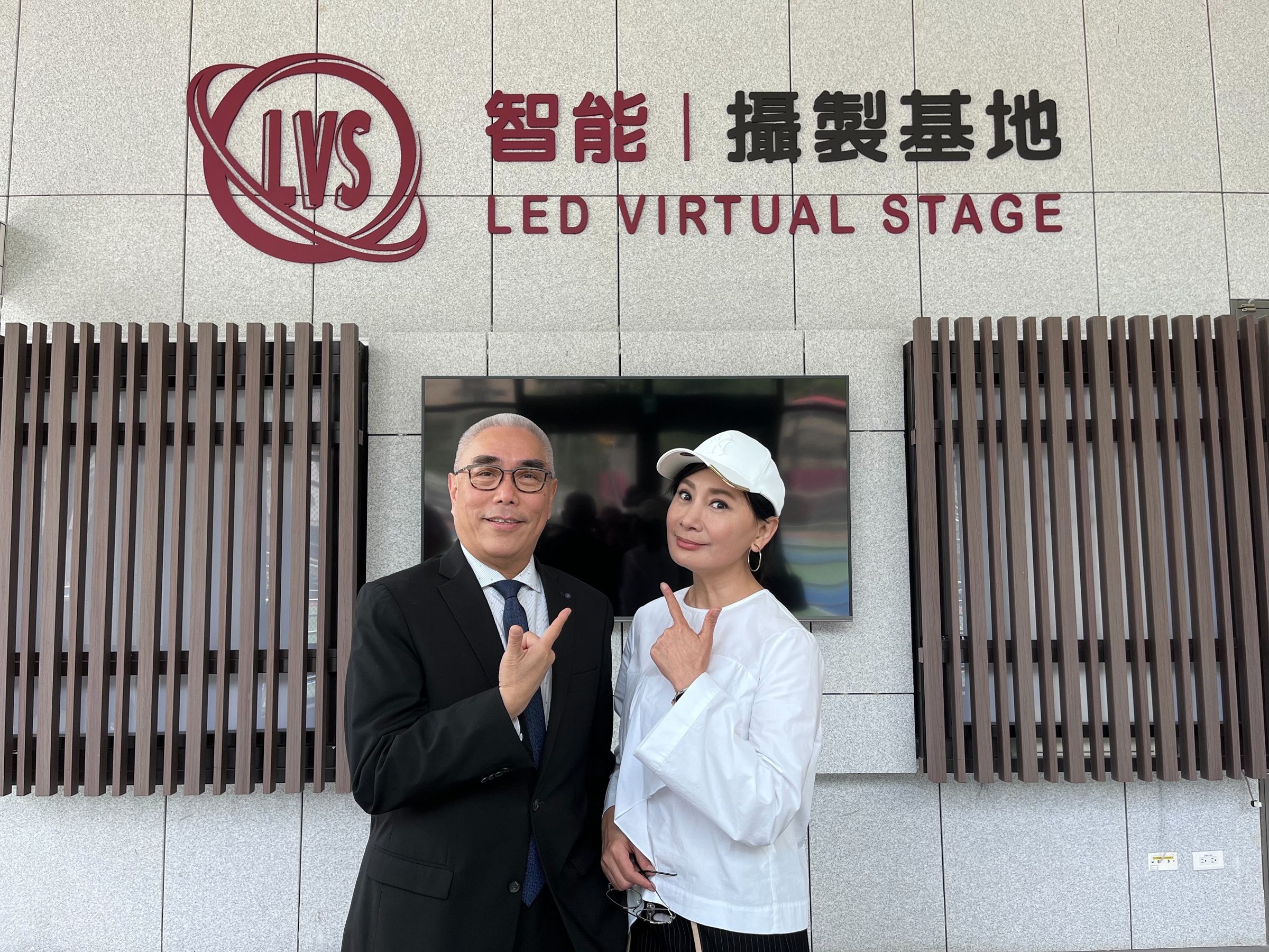 陳亞蘭在世新大學副校長楊盛昱的陪同下，參觀智能攝製基地。（TVBS提供）