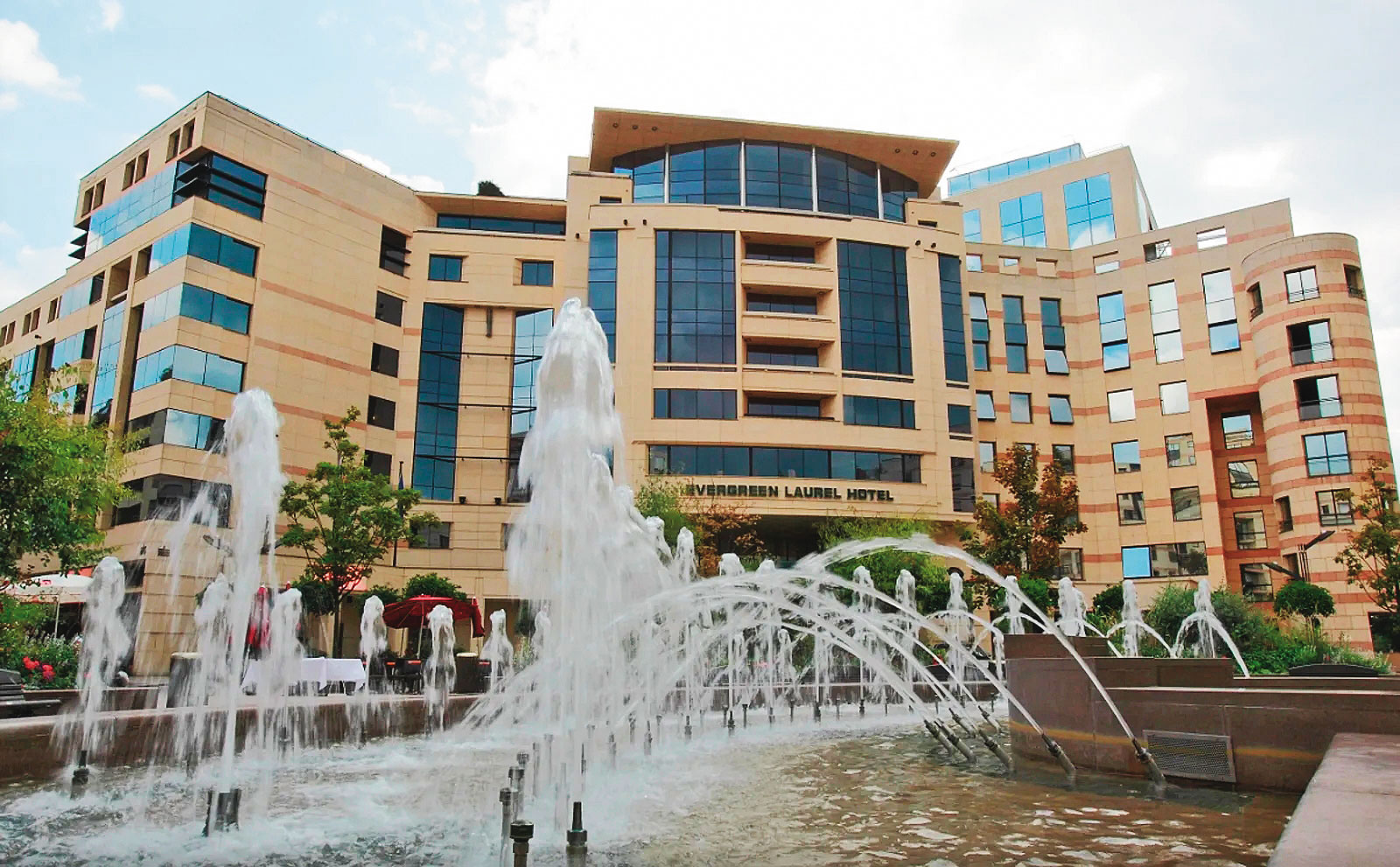 巴黎長榮桂冠酒店（圖）未懸掛中華人民共和國5星旗引發爭議，集團飯店遭中國網友抵制。（翻攝長榮桂冠酒店官網）