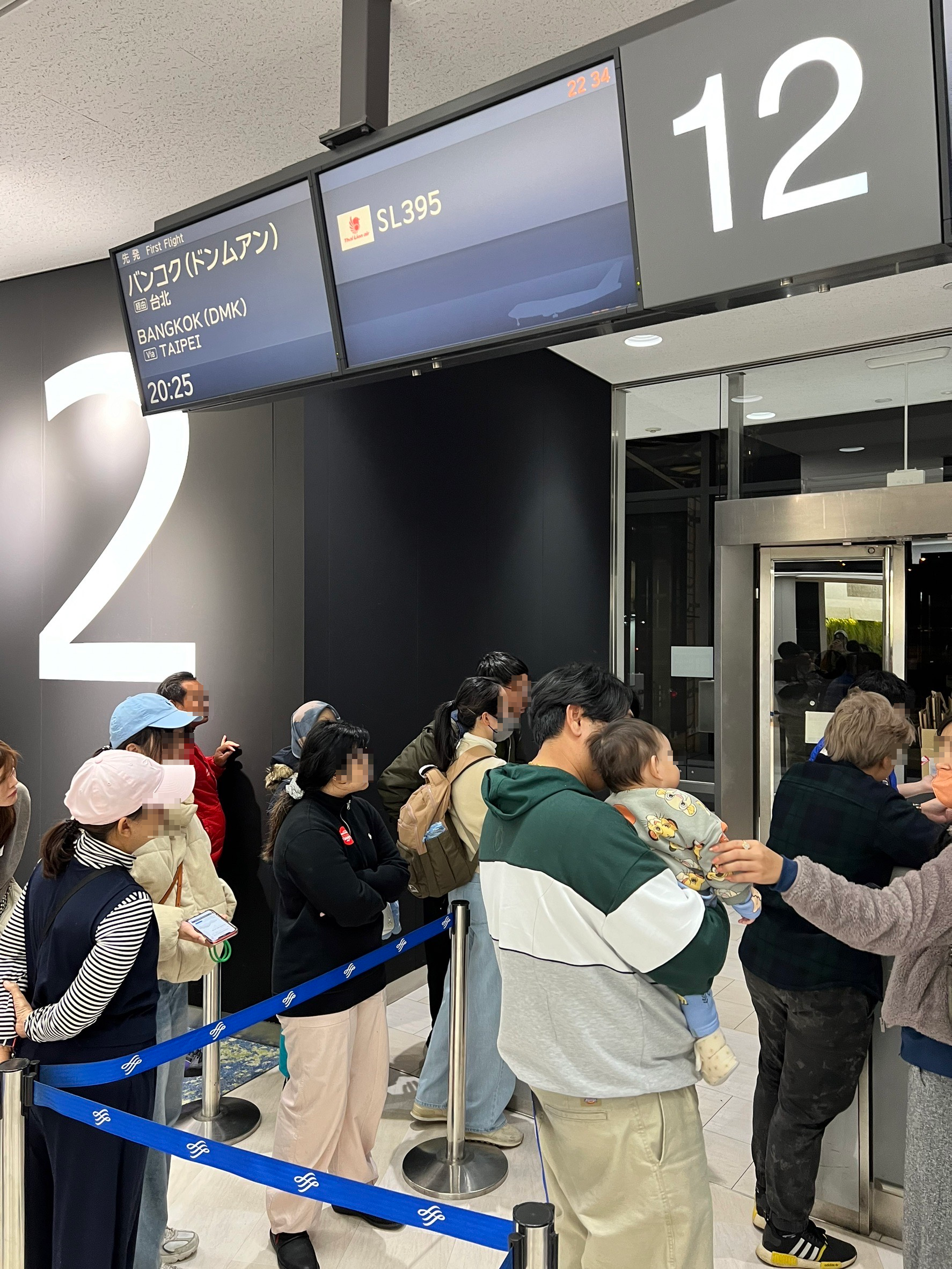 泰國獅航395玻璃破裂，台籍旅客滯留東京。（讀者提供）