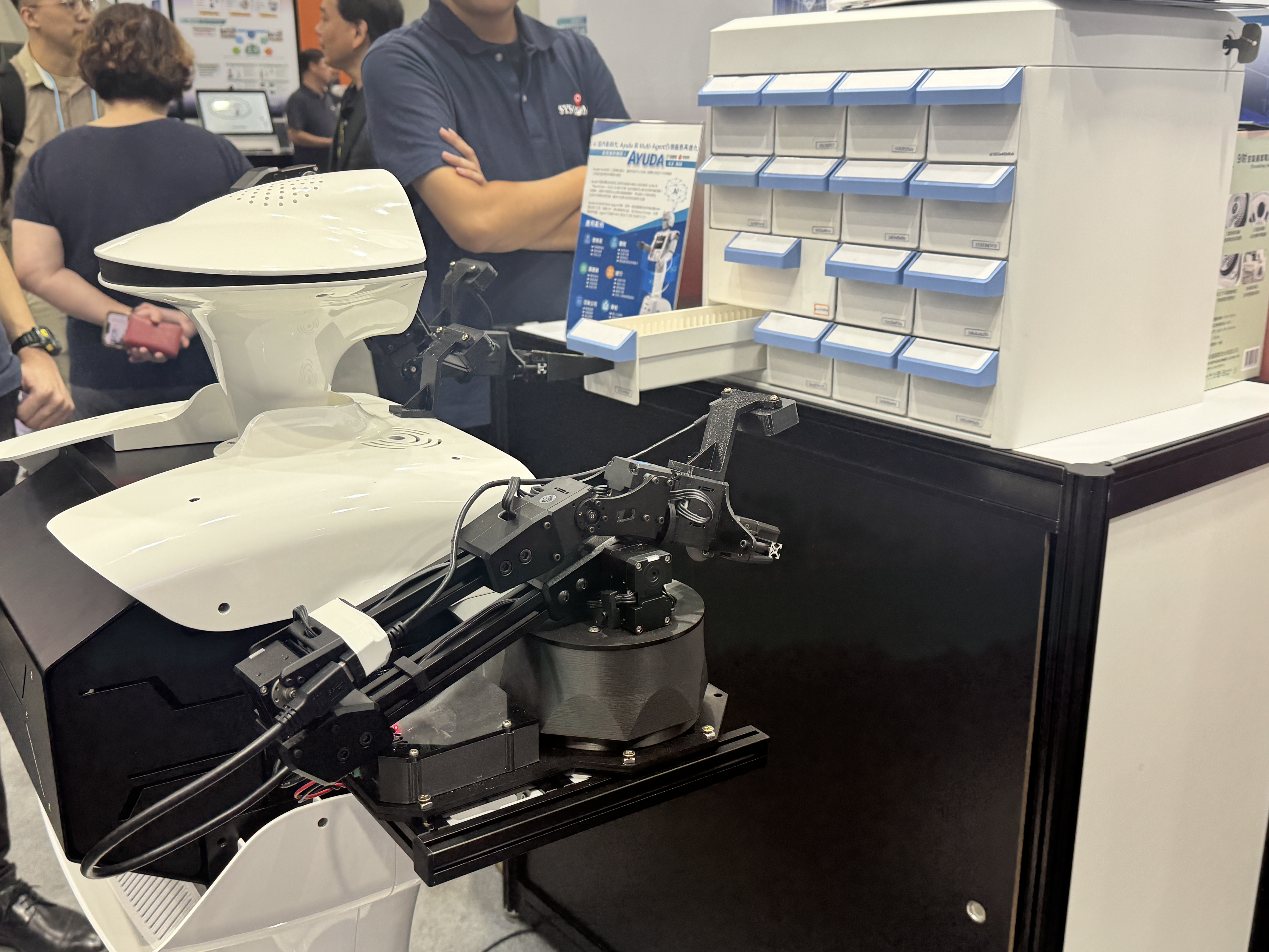 凌群與亞洲光學合作開發護理機器人，預期未來能在藥站協助分藥。（吳玲臻 攝）