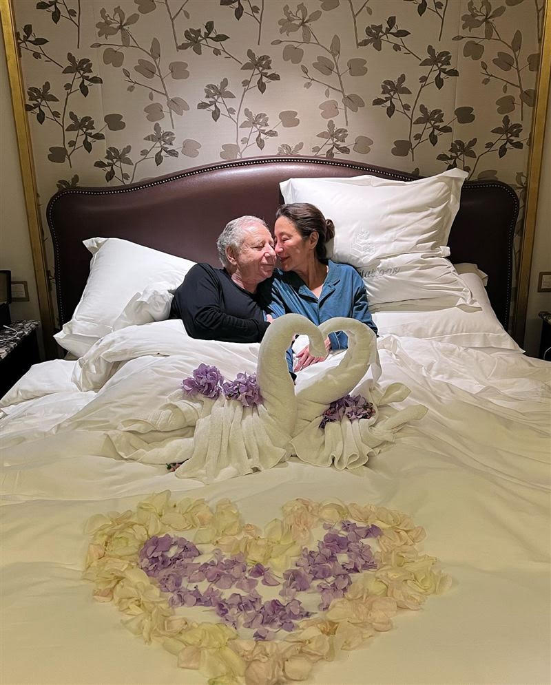 楊紫瓊與尚陶德愛情長跑19年後結婚，婚後分享浪漫床鋪佈置，細節充滿儀式感。（翻攝自楊紫瓊臉書）