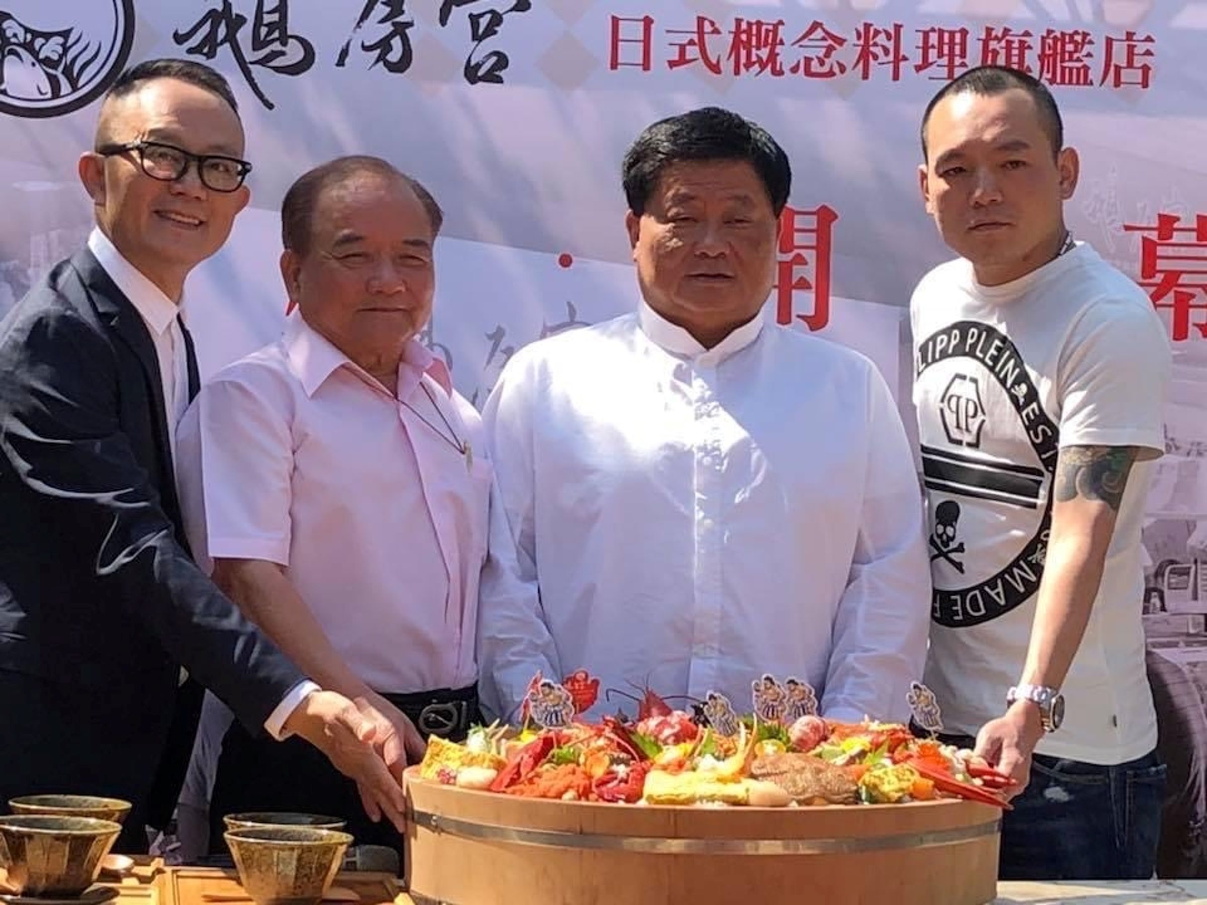 大甲鎮瀾宮董事長顏清標(右二)愛享受美食,吃到鵝房宮的海鮮料理後,還跟張志民(左一)交了朋友,張志民開鵝房宮旗艦店、春日宴粵菜餐廳時,更是出資相挺。(張志民提供)