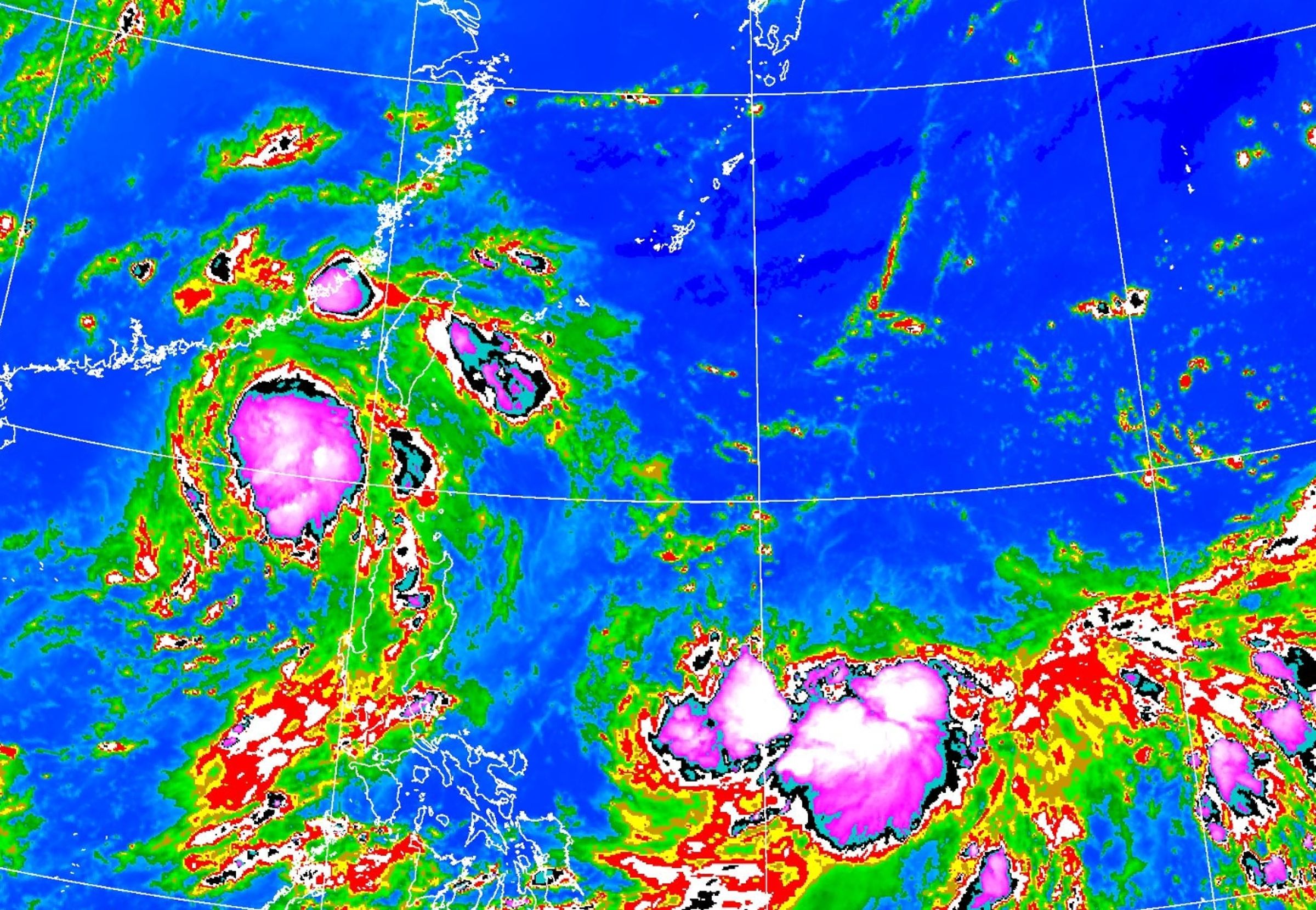 今晚間樺加沙、浣熊接力生成,形成3颱共舞的情況。(翻攝自中央氣象署)