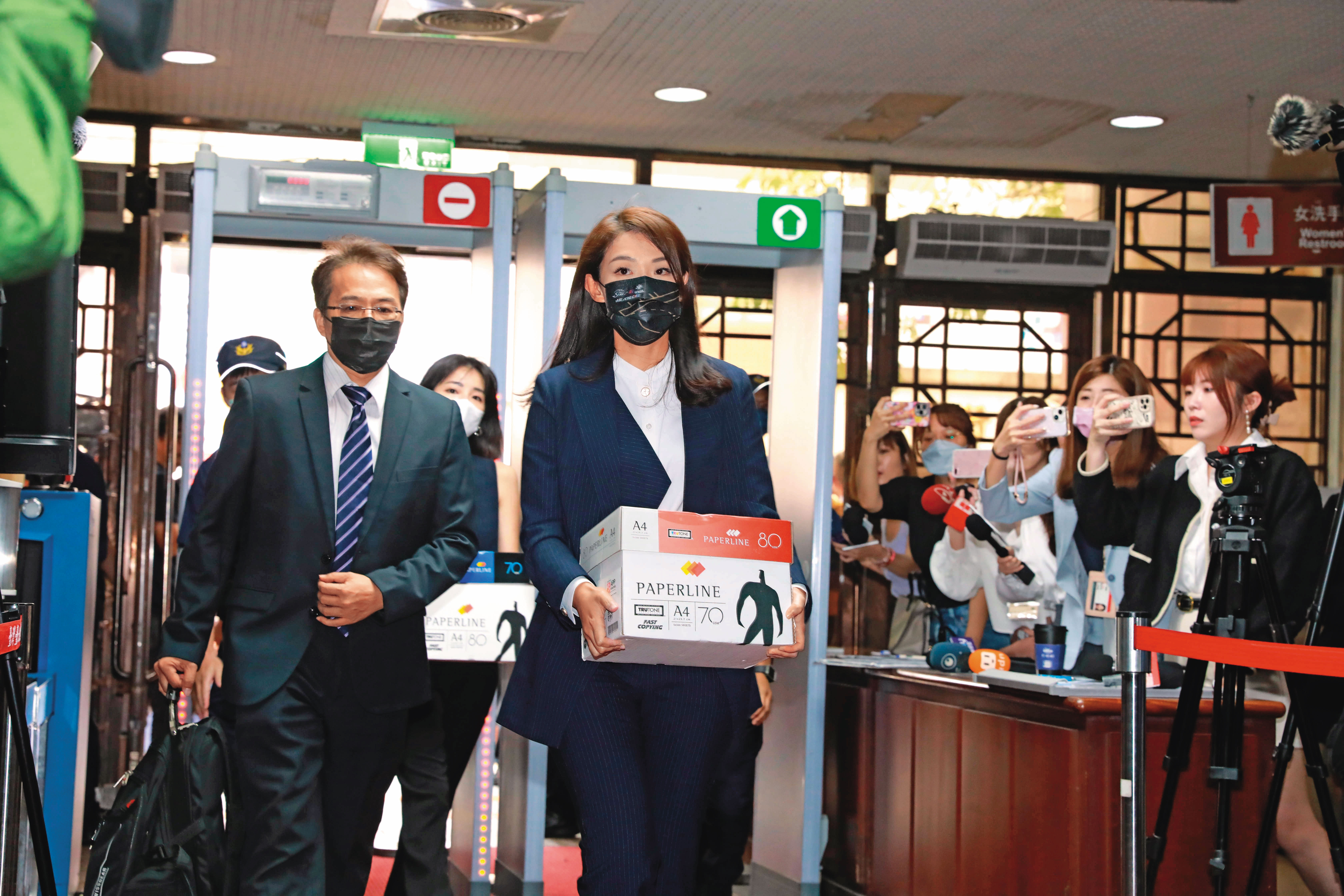 高虹安多次援引前立委吳成典案的判決作為無罪抗辯，但院檢見解卻不買單。圖為她出庭畫面。