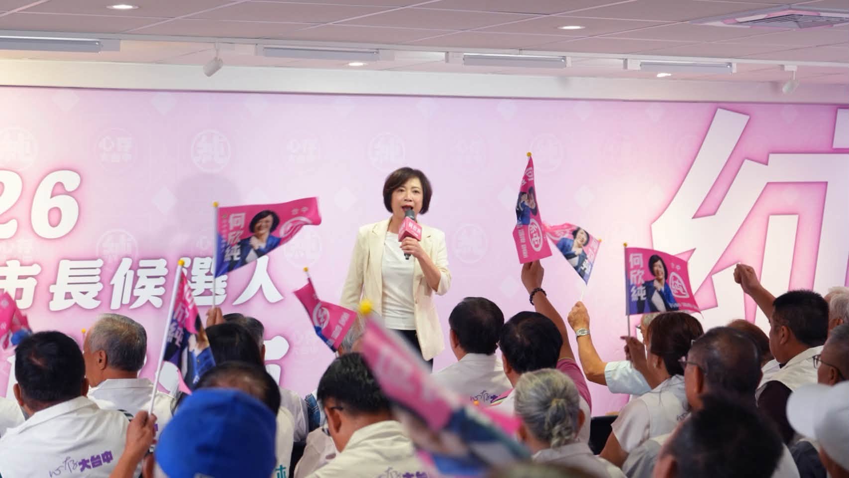 台中市長選戰倒數百日,民進黨候選人何欣純在最新民調中,與江啟臣的差距縮小至6個百分點,選情逐步升溫。