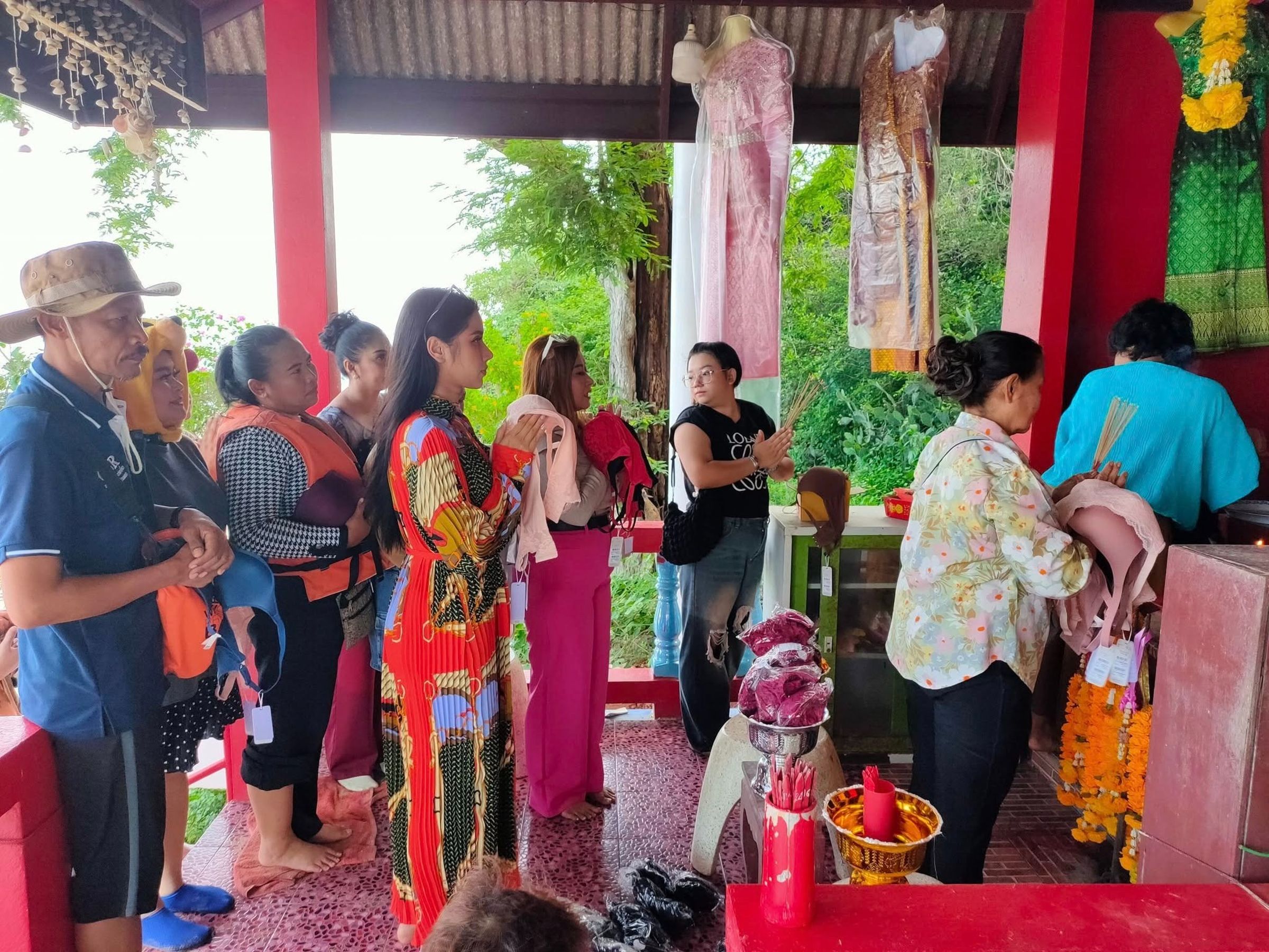 當地信徒在「Koh Nom Sao（少女雙乳島）」向女神獻上胸罩，感謝她實現戀愛願望。（翻攝自ผึ้งสัญจร）