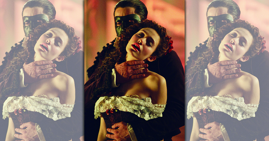 傑瑞德巴特勒（後）與艾美羅森（前）飾演的克莉絲汀在電影版《歌劇魅影》的化學反應渾然天成。（天馬行空提供）