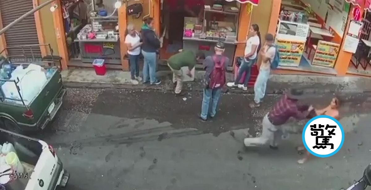 狂！女子裸奔追搶匪，不顧全身被眾人看光。（翻自X平台）