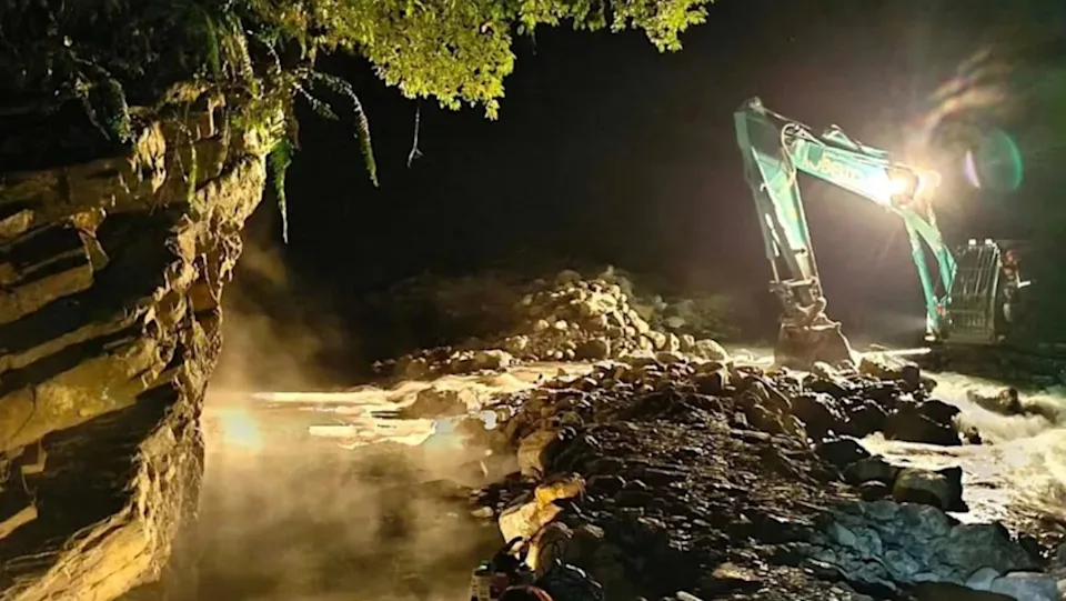 芃芃野溪溫泉昨晚遭工程機具開挖,原本熱氣蒸騰的溫泉池瞬間被溪水灌入降溫,引發遊客錯愕,也讓野溪溫泉爆紅後的人潮與亂象再度成為討論焦點。(翻攝自臉書/台灣溫泉探勘網)