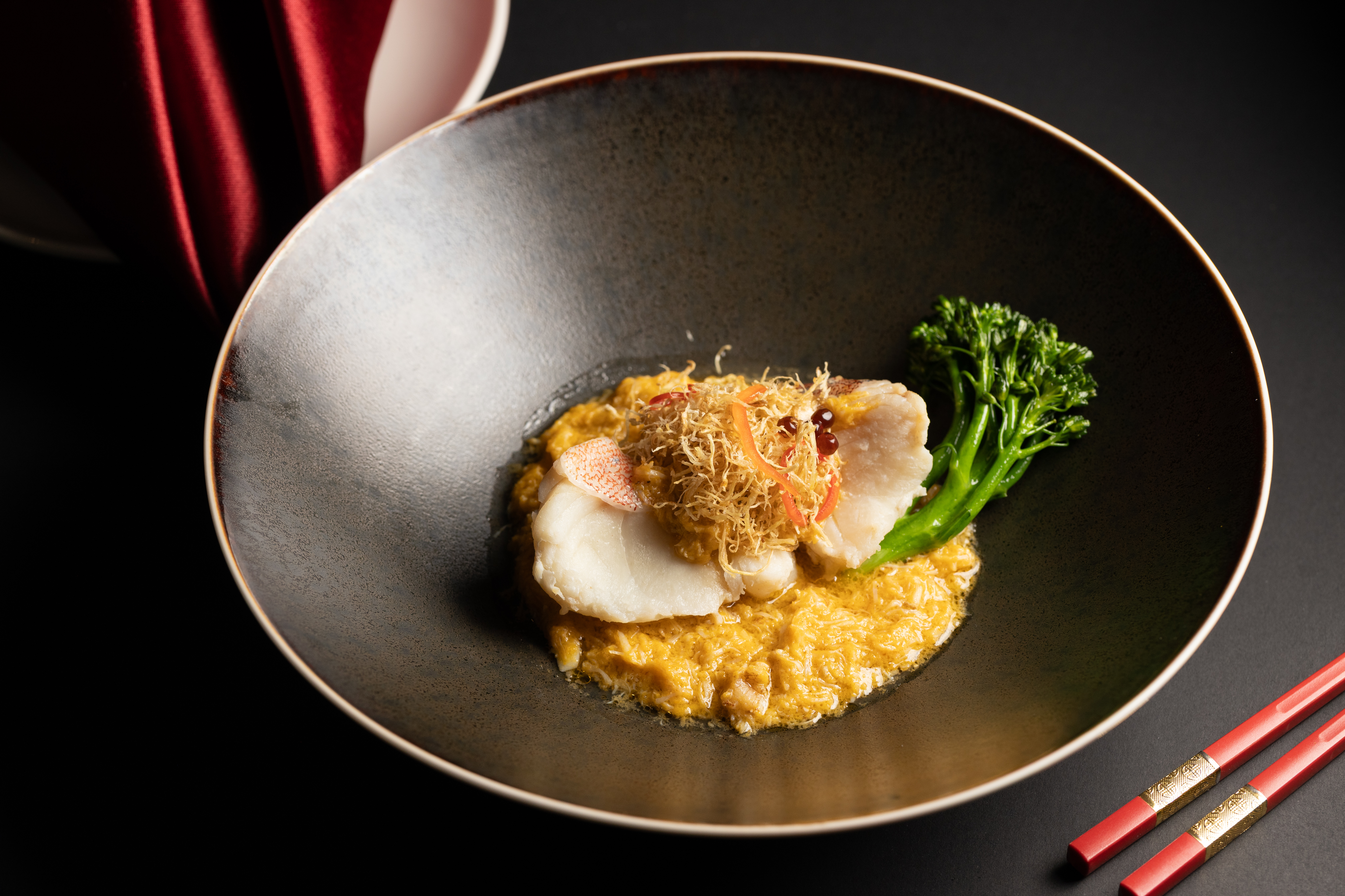 海峽會邀請粵菜名廚鄺啟明客座，限時推出的粵宴料理十分精彩，圖為「禿油手拆蟹粉扒蟠龍紅條斑」。（粵宴套餐菜色，3,800元／人）