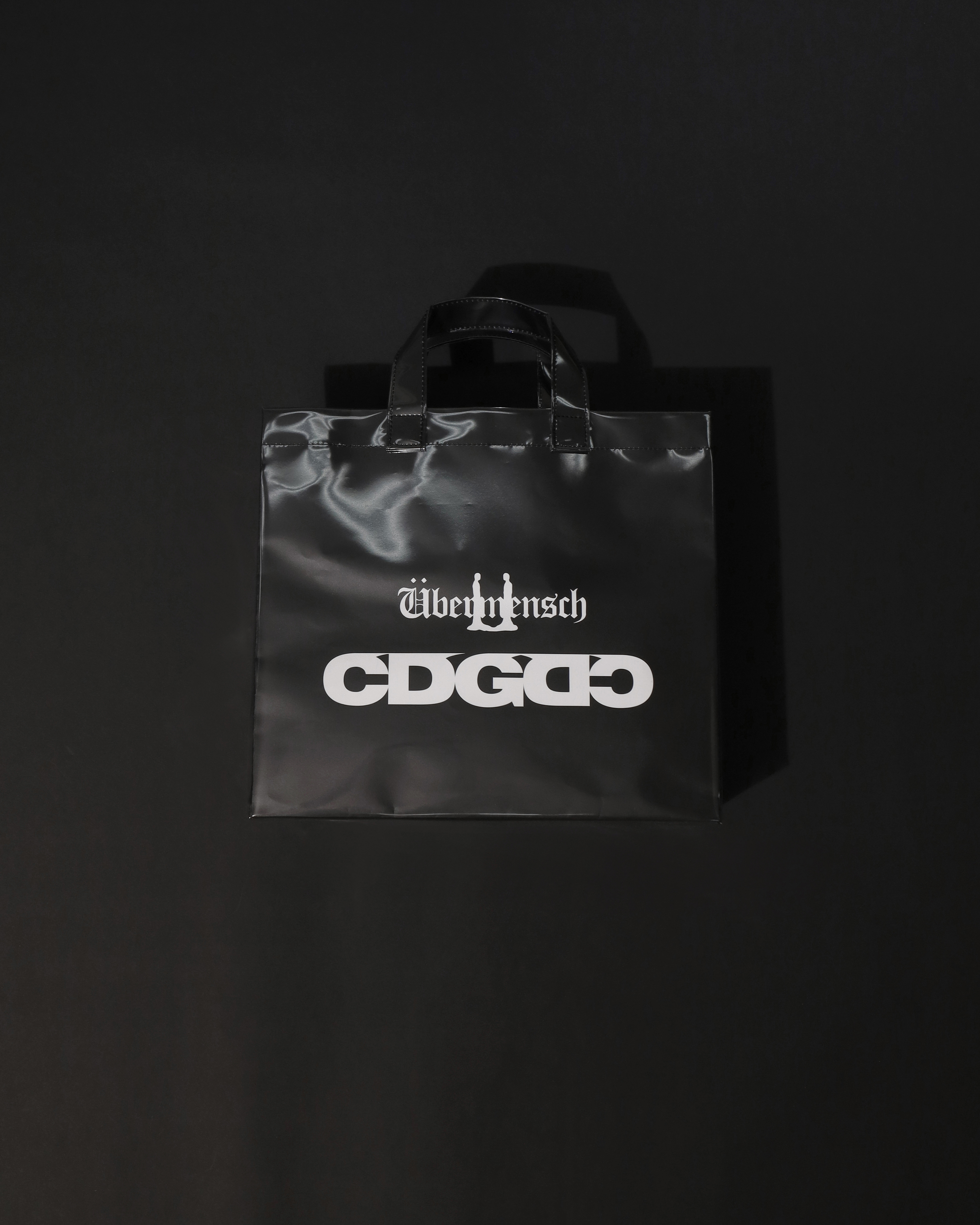 CDGxGD紙感工藝PU托特包(正面)NT$14,500(喜事集團提供)