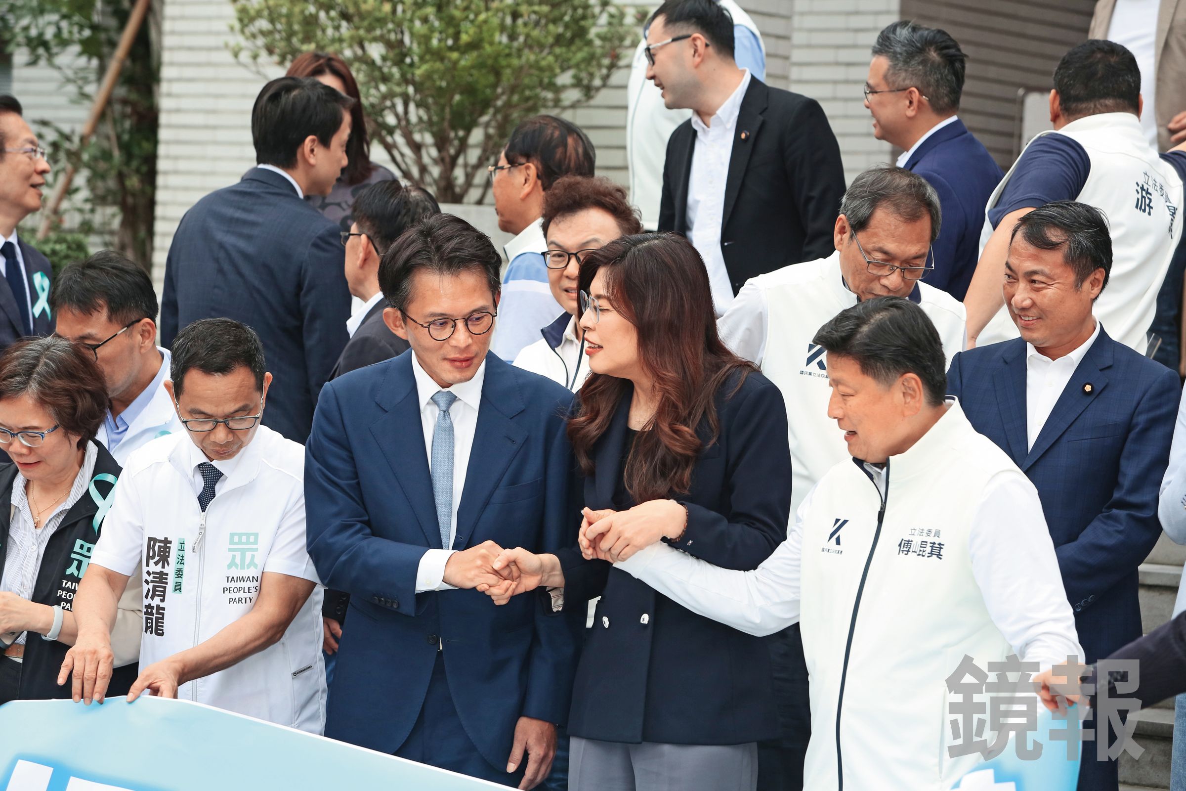 藍白合，白藍合，雙方一起合，合了超過2年半。如今，碰到個縣轄市選舉，就砸鍋了。（鏡報姜永年）