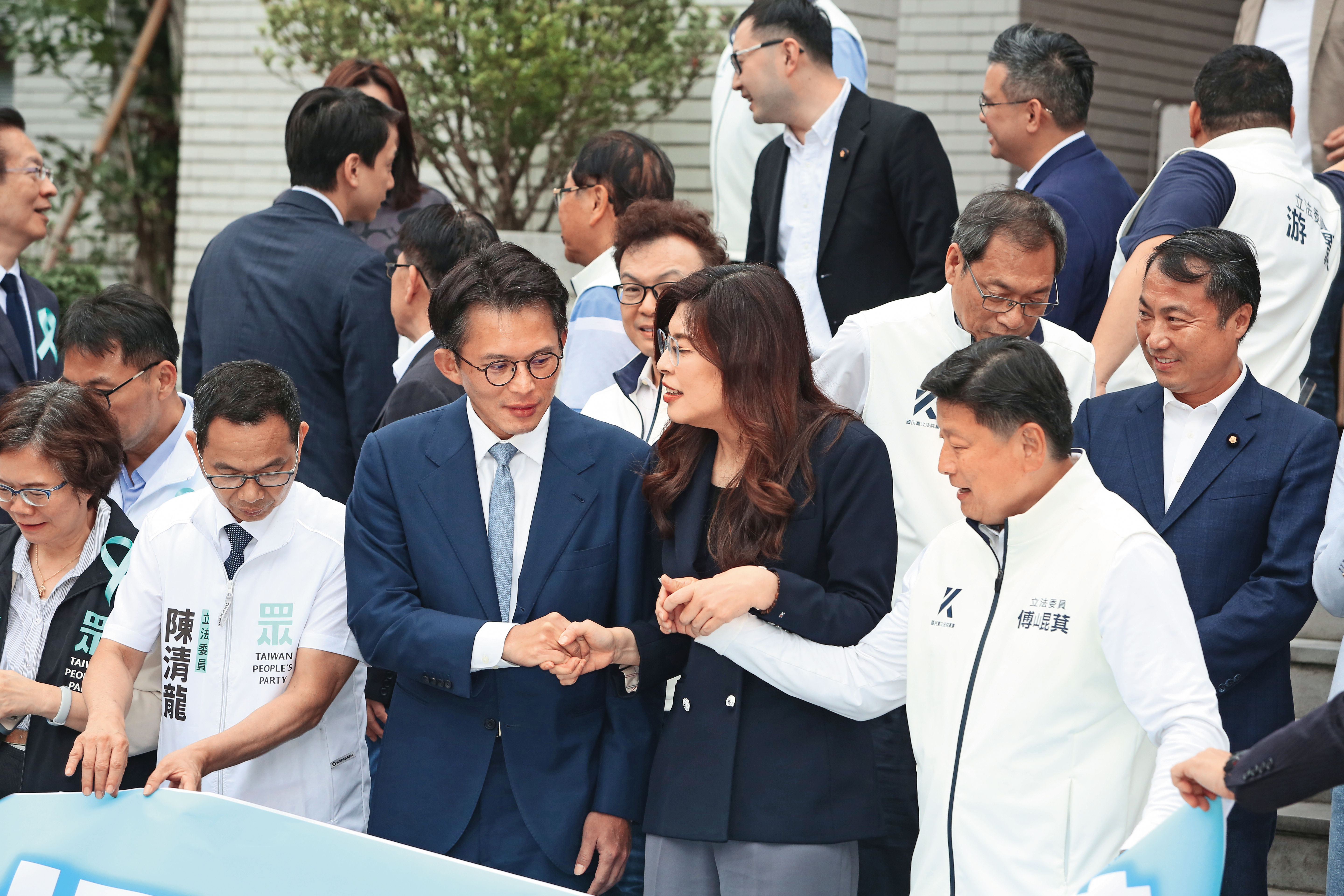 藍白合,白藍合,雙方一起合,合了超過2年半。如今,碰到個縣轄市選舉,就砸鍋了。(鏡報姜永年)