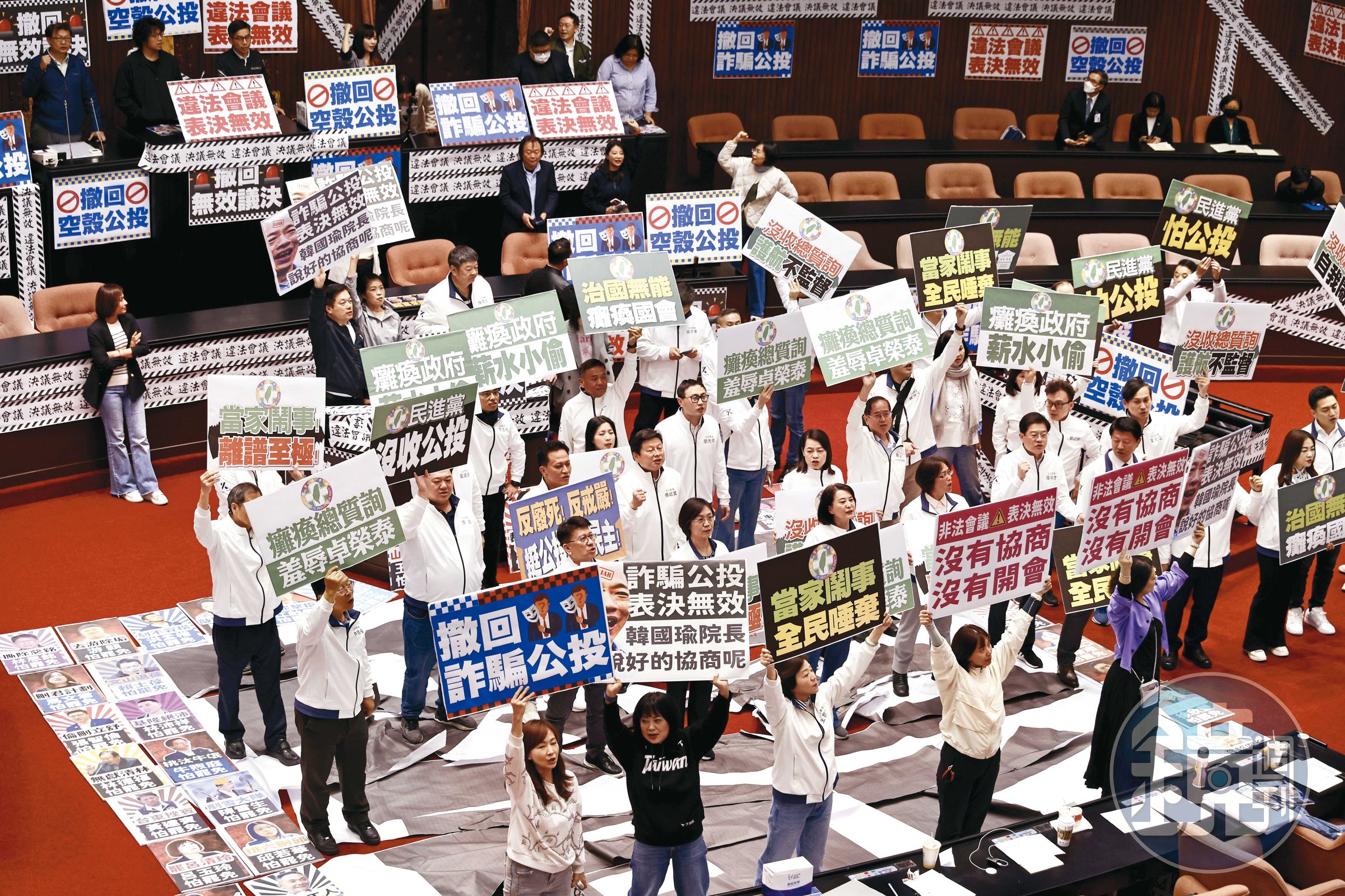 國民黨在立院祭出公投、延會等招數來應對罷免。