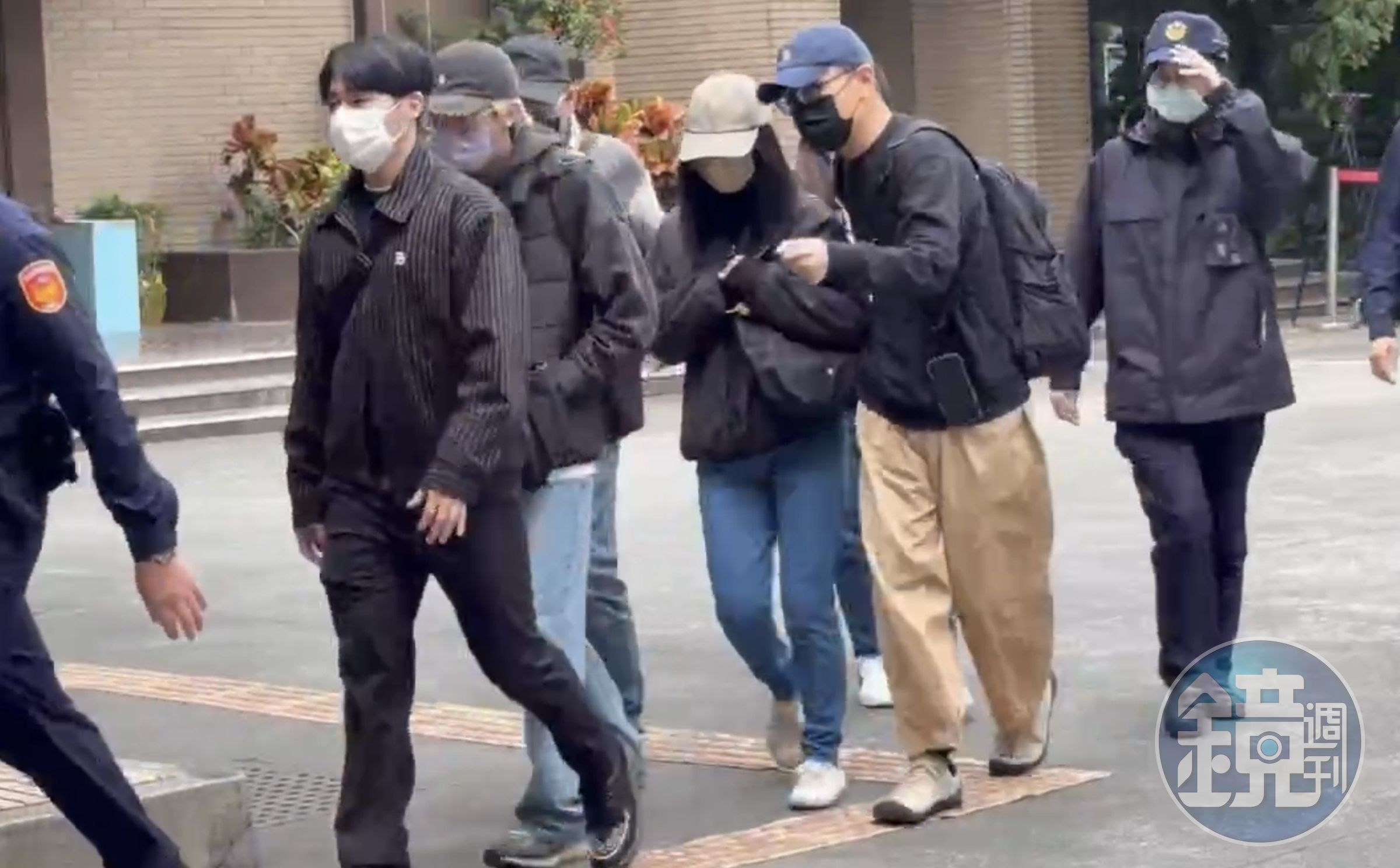 社工陳尚潔出庭時都戴帽子及口罩,庭訊後未接受媒體訪問及發言。