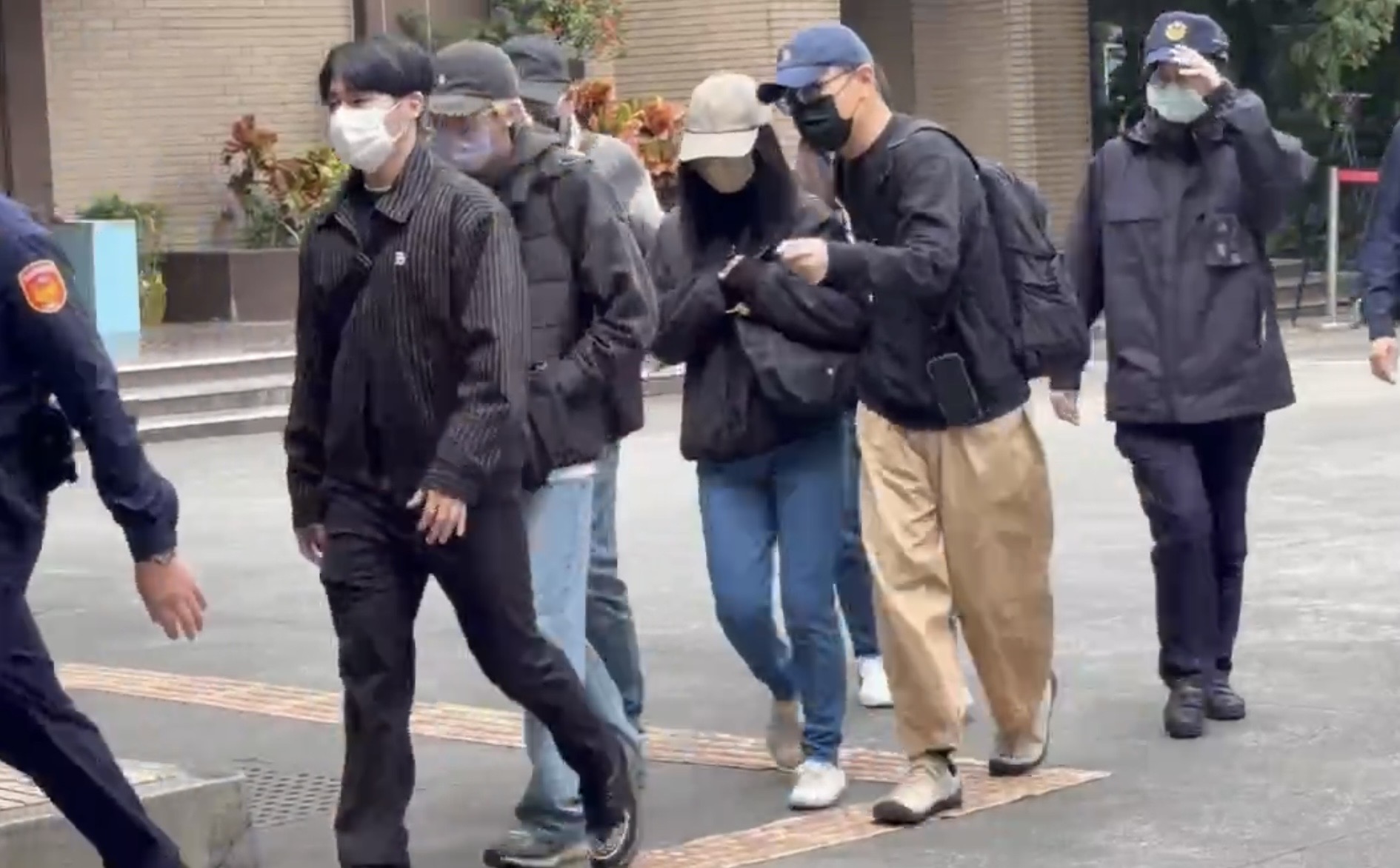 社工陳尚潔出庭時都戴帽子及口罩，庭訊後未接受媒體訪問及發言。