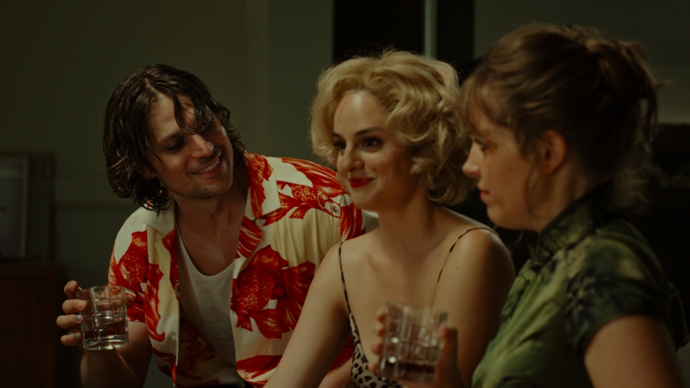 法國女星諾耶米梅蘭特（中）自編自導自演新作《陽台上的壞女孩》尺度無極限。（東昊提供）