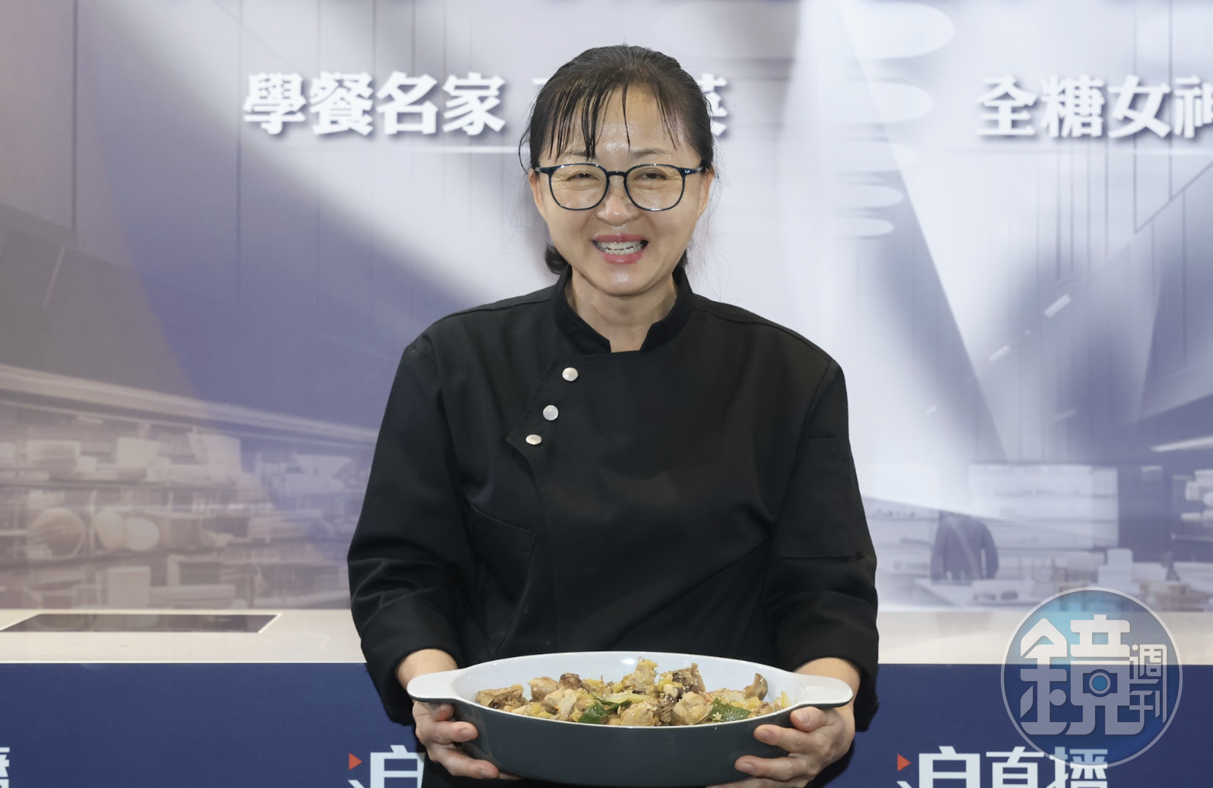 「學餐名家」李美英廚師(左)作菜時總會帶著笑容,她堅信這樣做出來的料理更好吃。