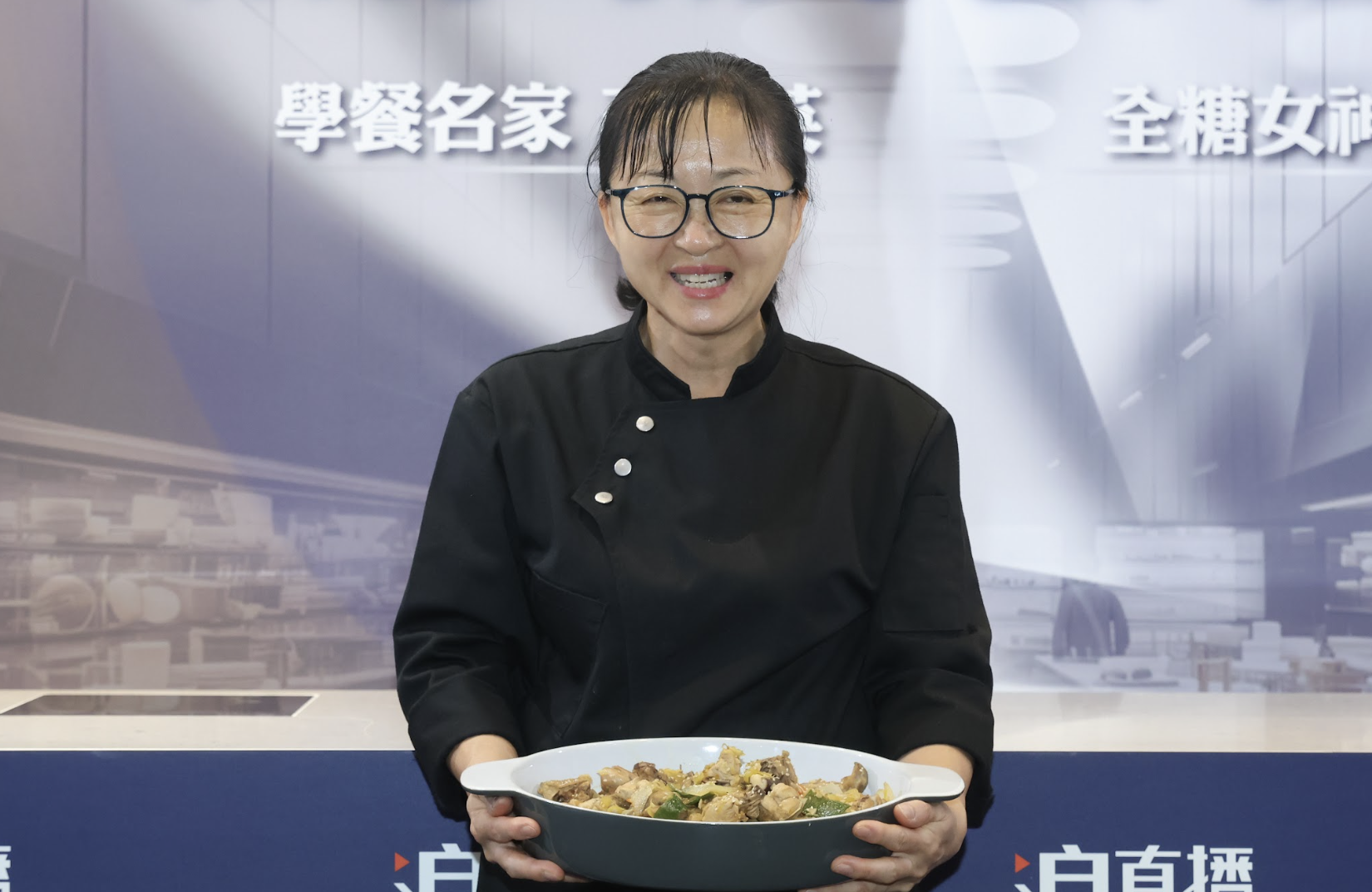 「學餐名家」李美英廚師（左）作菜時總會帶著笑容，她堅信這樣做出來的料理更好吃。