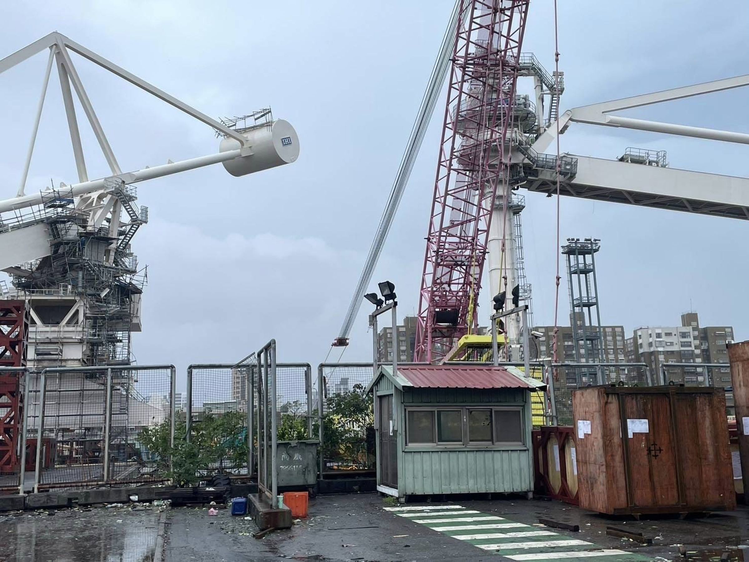 港務公司緊急派拖船封鎖出入口,避免漁船漂出港。(台灣港務公司提供)