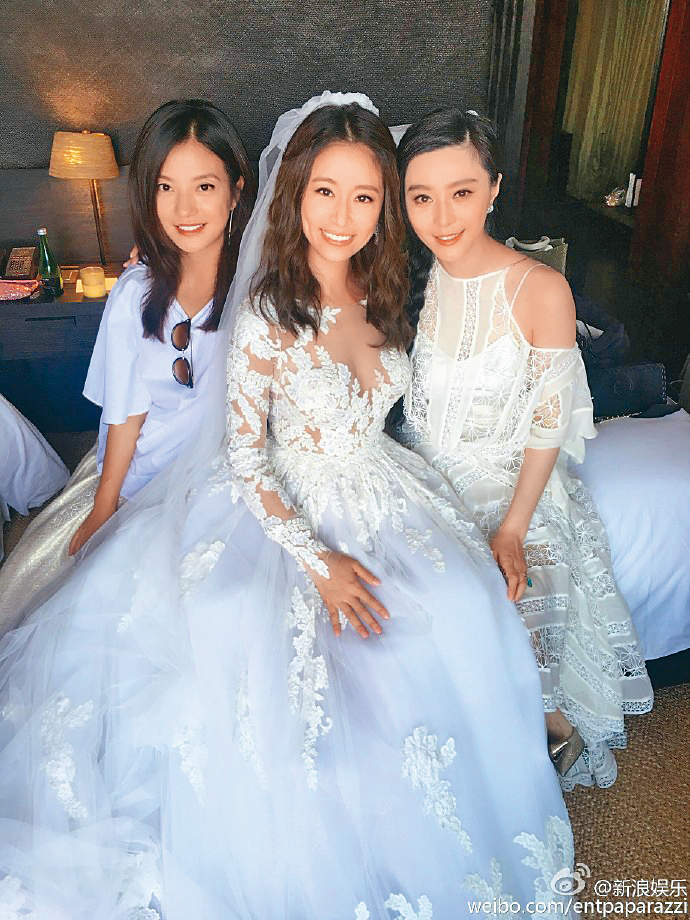 林心如（中）2016年結婚時已懷孕，難怪「來勢胸胸」，當時《還珠格格》難得合體。左為趙薇、右為范冰冰。（翻攝自網路）
