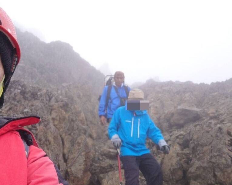 73歲老翁20日獨攀玉山後四峰的鹿山,登頂因體力不支在山區滯留一夜,靠著意志力在寒風中硬撐不敢睡,終於等到馳援,奇蹟般活下來。(玉管處提供)
