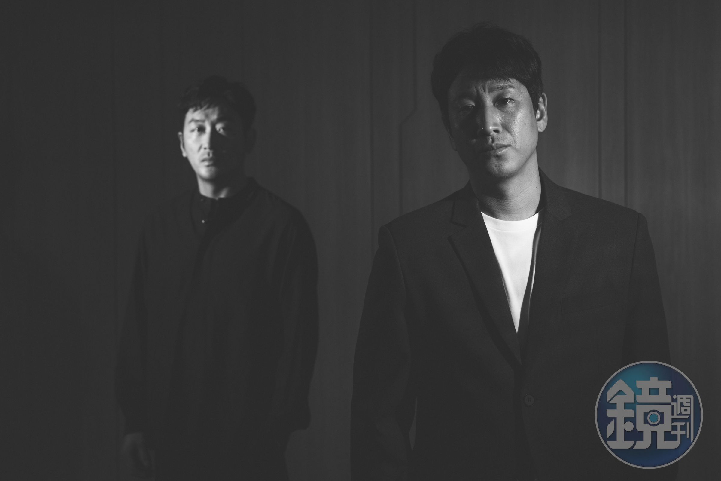韓星李善均(右)去世消息震驚韓國演藝圈,諸多演藝圈好友都到靈堂見最後一面,曾與他合作電影《90分鐘末日倒數》並來台宣傳的河正宇(左)也去了。(本刊資料照)