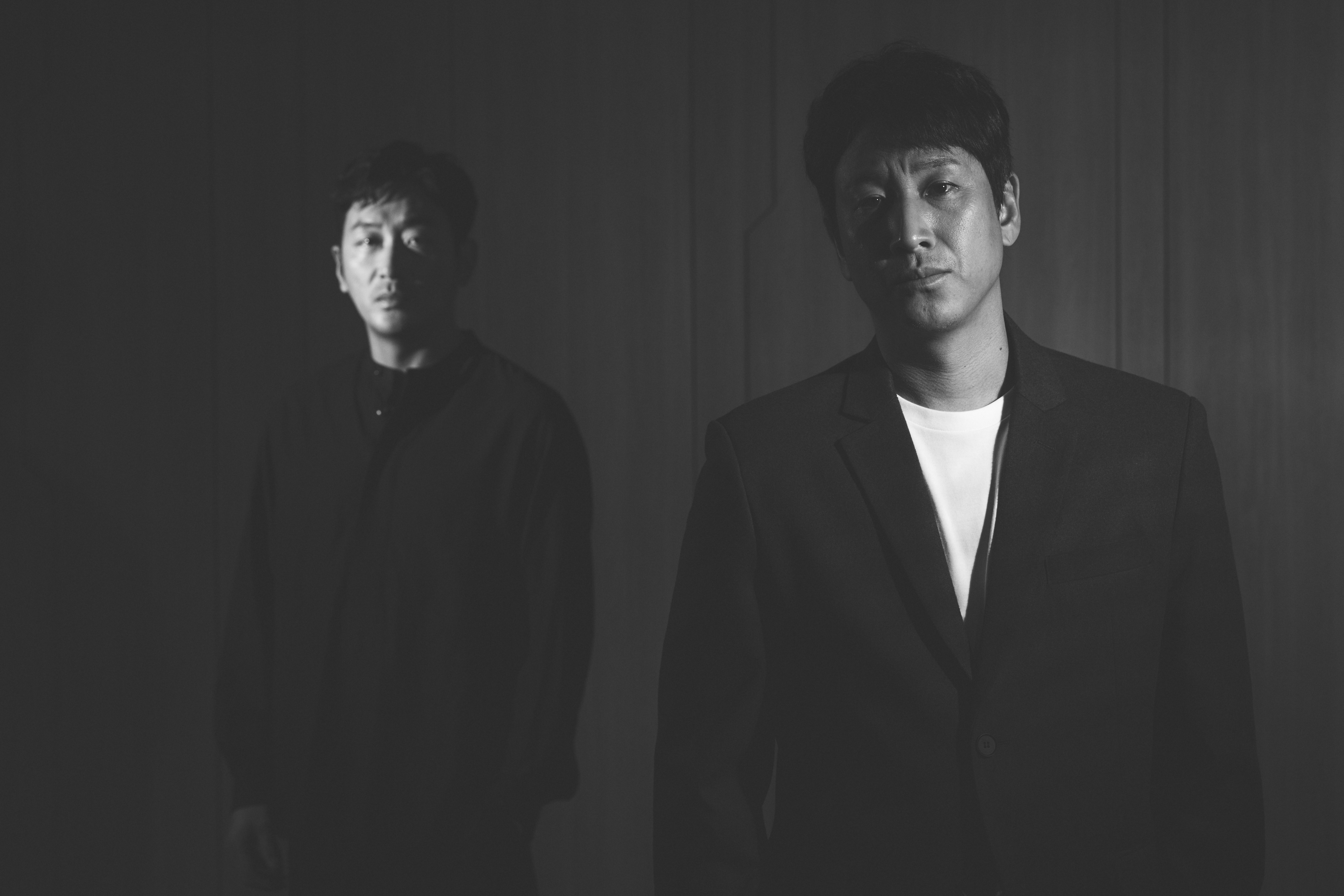 韓星李善均（右）去世消息震驚韓國演藝圈，諸多演藝圈好友都到靈堂見最後一面，曾與他合作電影《90分鐘末日倒數》並來台宣傳的河正宇（左）也去了。（本刊資料照）