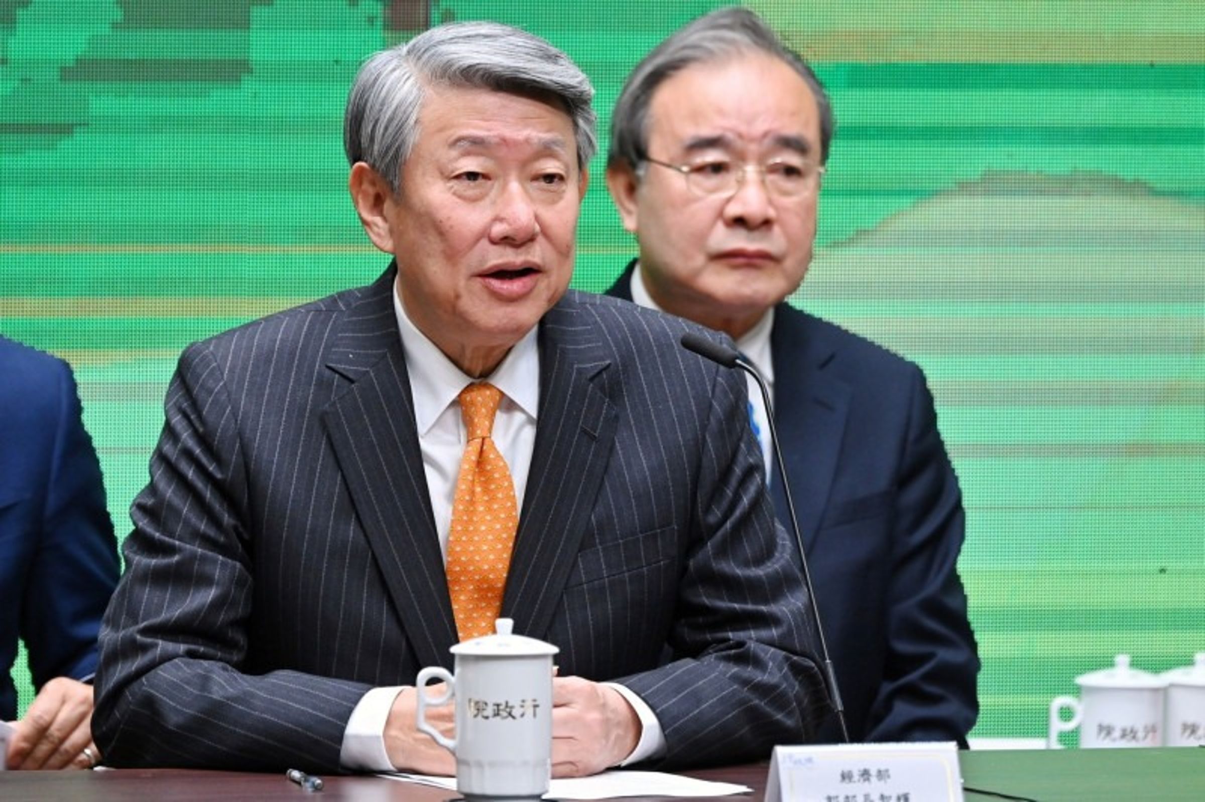 郭智輝指出,經濟部需要幫助傳統產業和中小微企業快速跟上時代,尤其台灣中小微企業家數多,不希望相關輔導經費被限縮。(行政院提供)