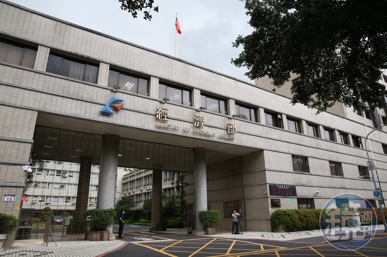 光電業者認為，政策門檻過低、程序過嚴，將使綠電開發全面減速。經濟部晚間更加碼發聲，表示這是四輸局面。