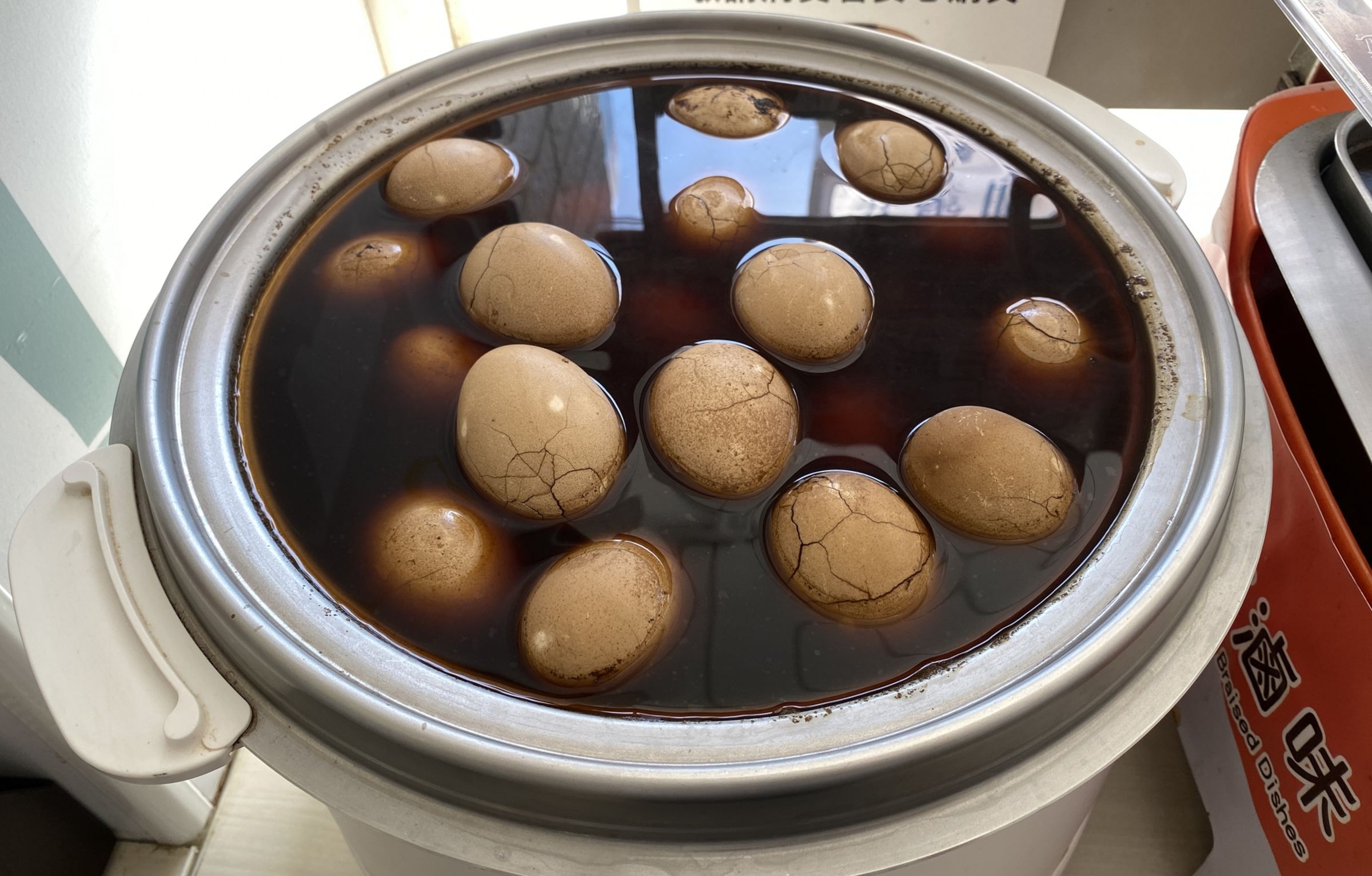 對於茶葉蛋該不該挑選裂痕較多,營養師指出,愈多裂痕代表浸泡愈久,鈉含量也高,建議還是以顏色適中為優先。(翻攝自PhotoAC圖庫)