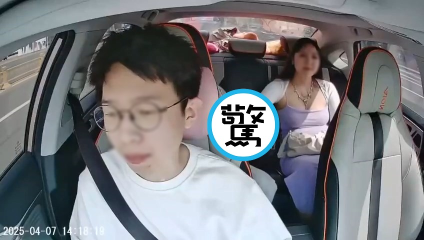 網約車老司機努力駕駛，後面爆乳妹狂飆「手排車」！這3P讓網友哭笑不得。（翻自Reddit）