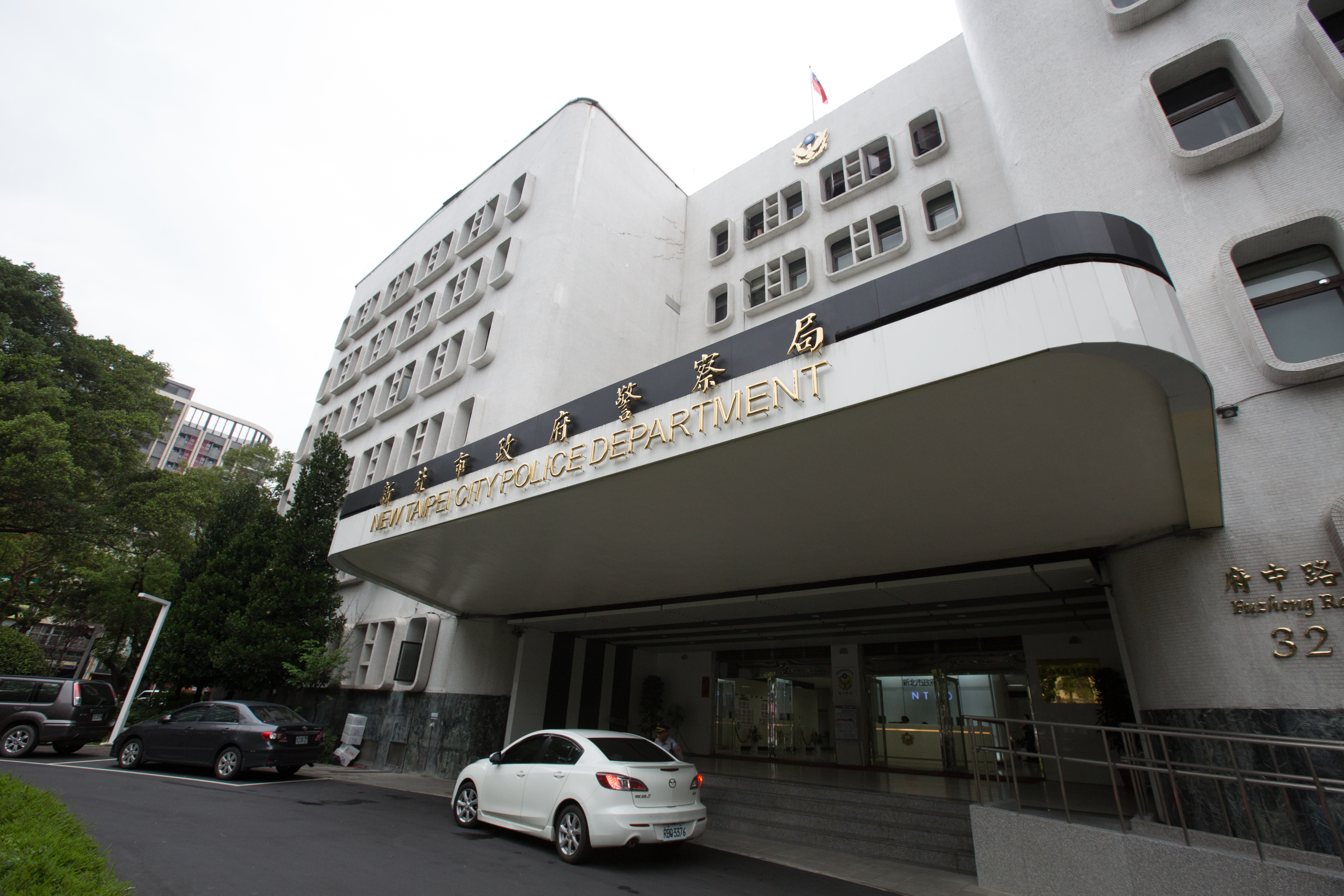 針對基層員警過勞問題,新北市警察局回應,近年已陸續增列警力減輕基層勤務負荷,目前採「補休優先」原則,2年內沒休完就會發加班費。(本刊資料照)