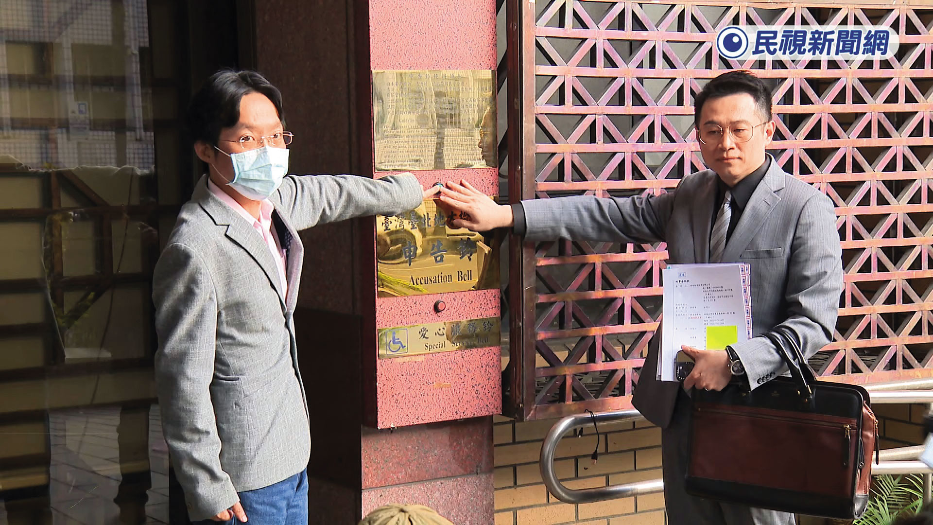 郭明昌（左）指控舊團隊掏空、洗錢，並偕同律師到法院按鈴申告。（翻攝民視新聞）