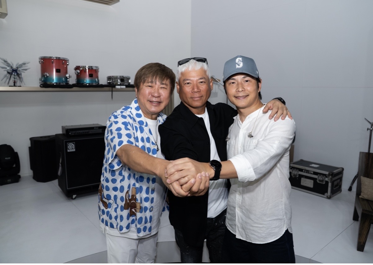 胡瓜（左起）與巫啟賢、孫協志綵排之餘，也積極催票。（圖／萬星傳播提供）
