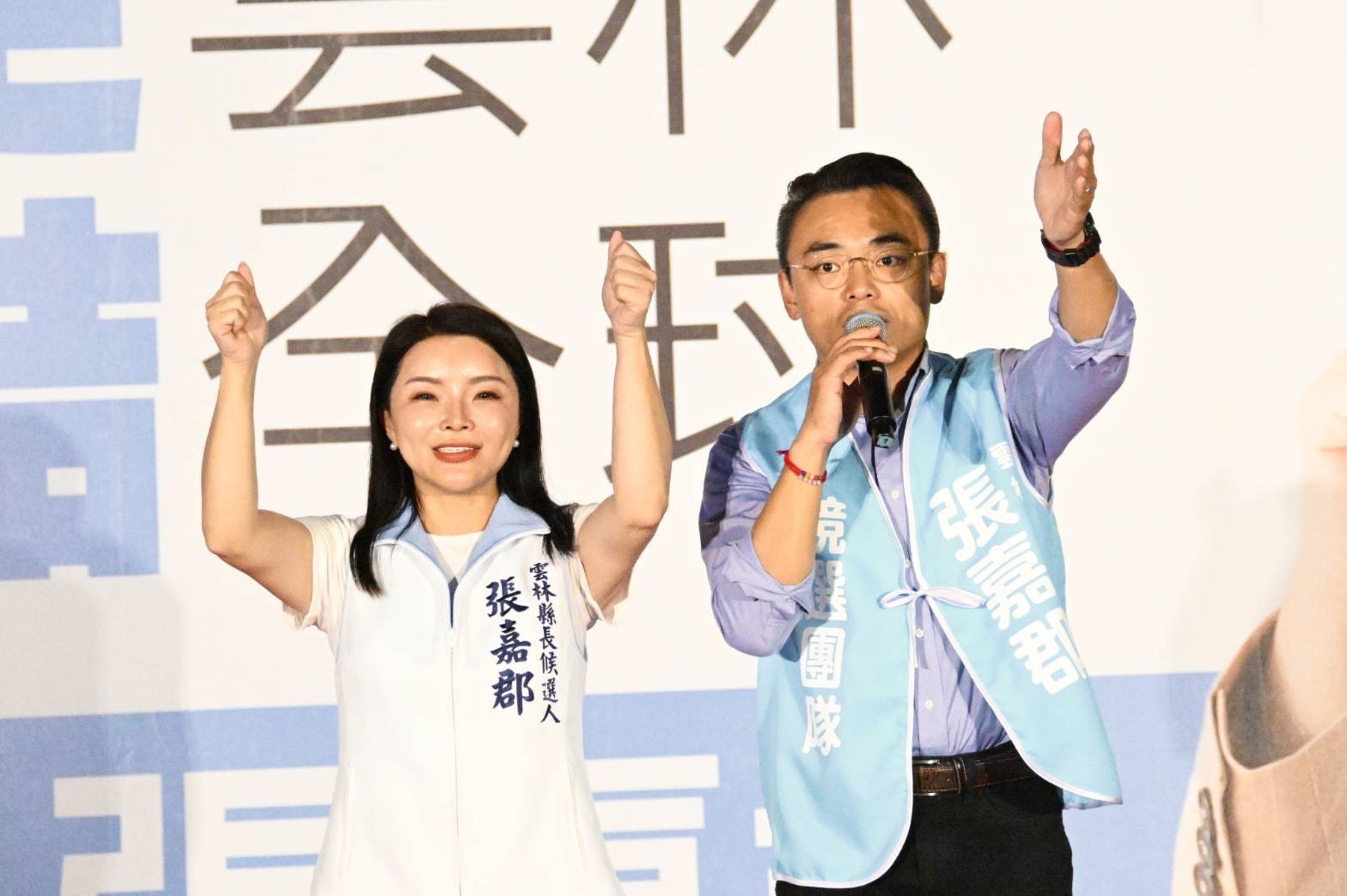 張嘉郡「議場鄰居」洪孟楷盛讚她為鄉親爭取權益。(張嘉郡競辦提供)