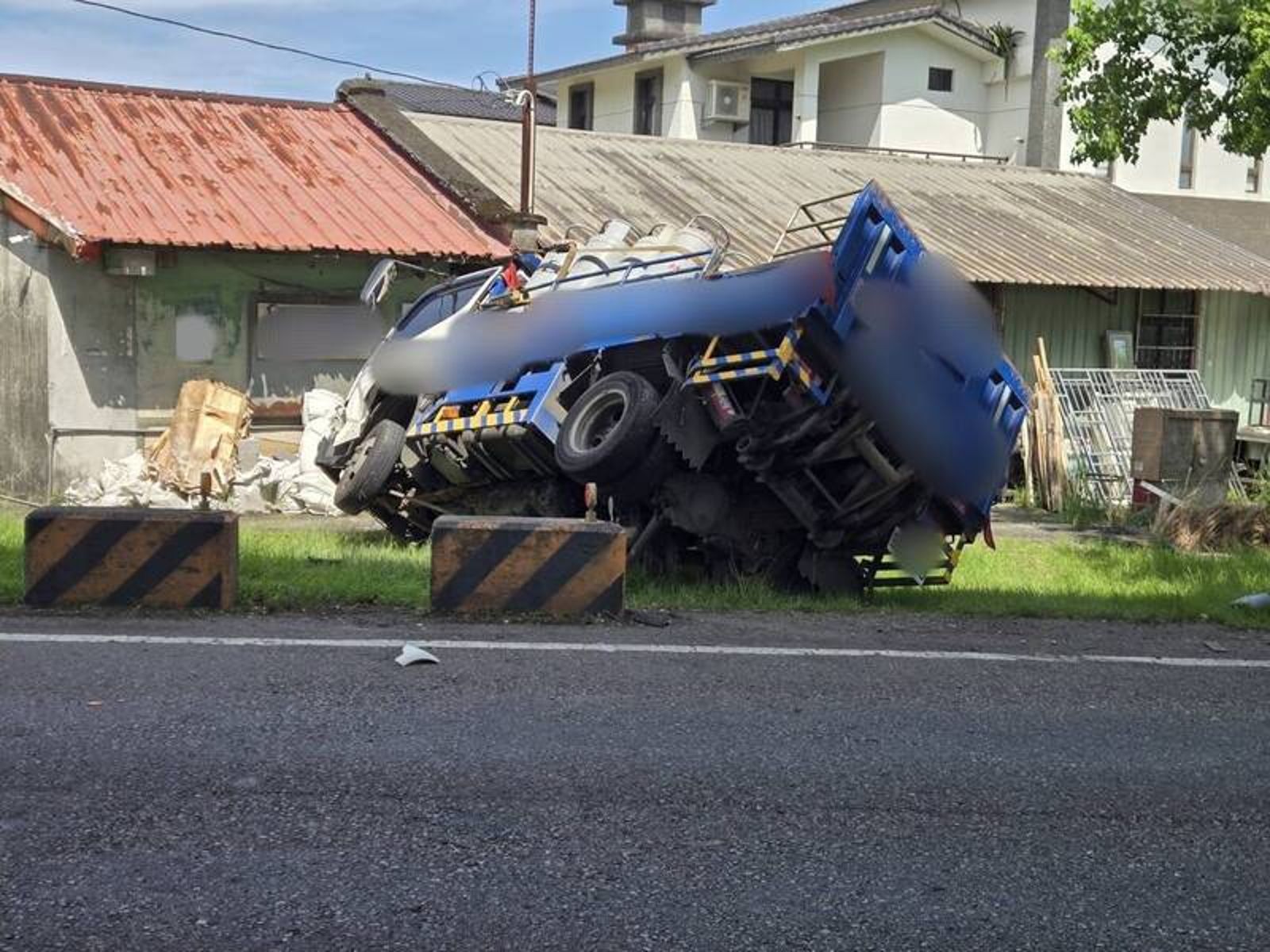 宜蘭小貨車自撞護欄傾斜45度 車上20桶瓦斯無掉落外洩