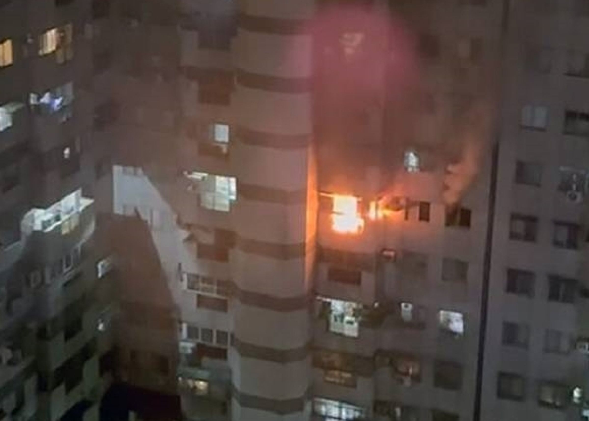 台中市西屯區一棟集合式住宅今日凌晨失火,造成2死。(翻攝記者爆料網)