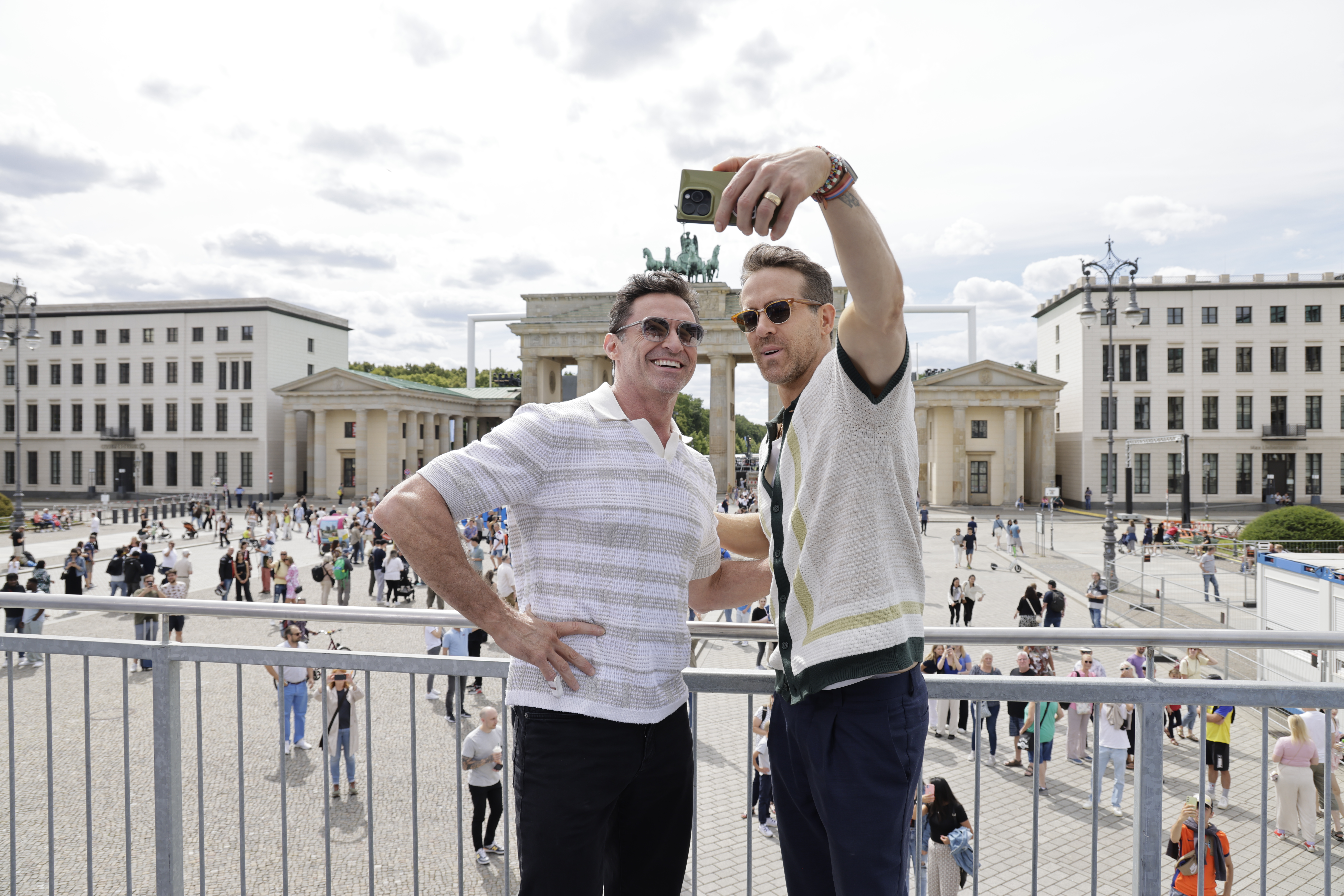 休傑克曼（左）與萊恩雷諾斯（右）日前訪問柏林一起跟大家自拍。（漫威影業提供）
