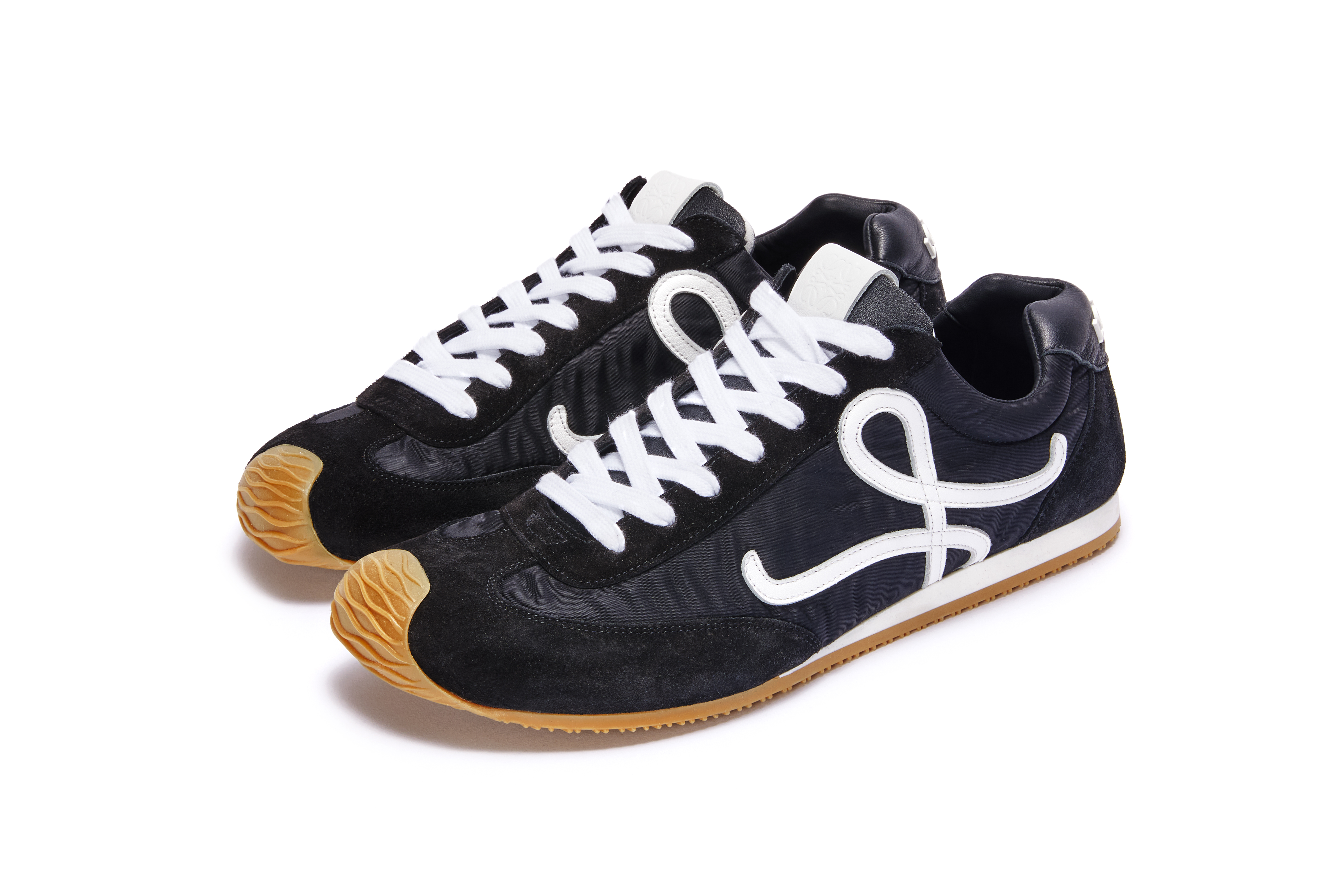 Ballet Runner 2.0黑色尼龍和小牛皮運動鞋。NT$26,000（羅威提供）