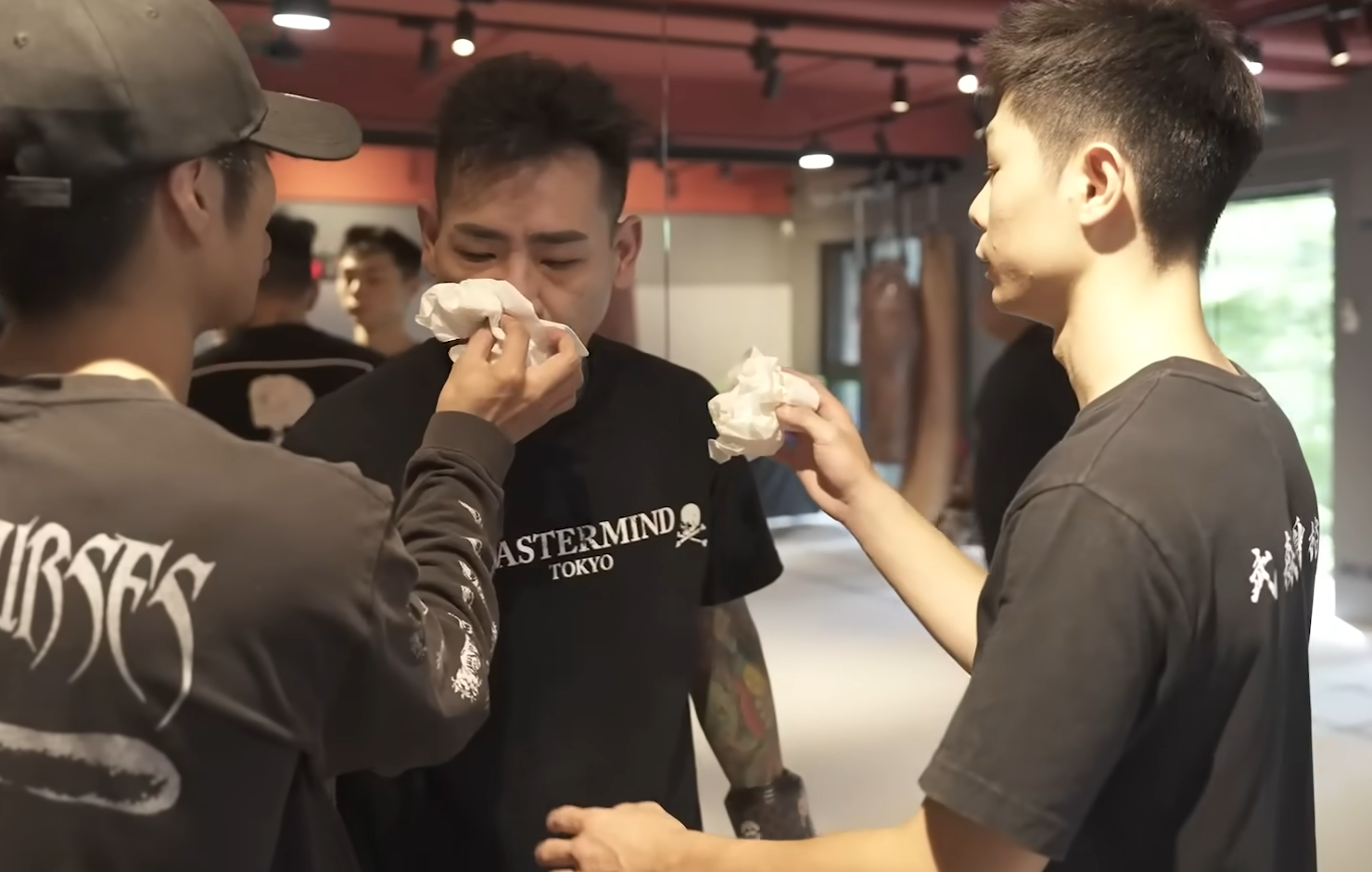 蹦闆（中）練習時一度見血。（鍇睿國際提供）