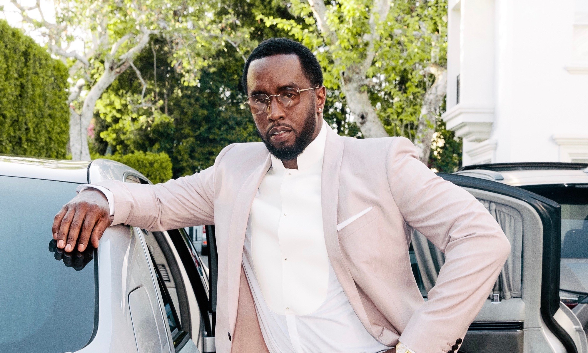 吹牛老爹遭指控涉性侵、性交易、組織犯罪、跨州賣淫運輸，目前仍被羈押中。（翻攝自吹牛老爹臉書）