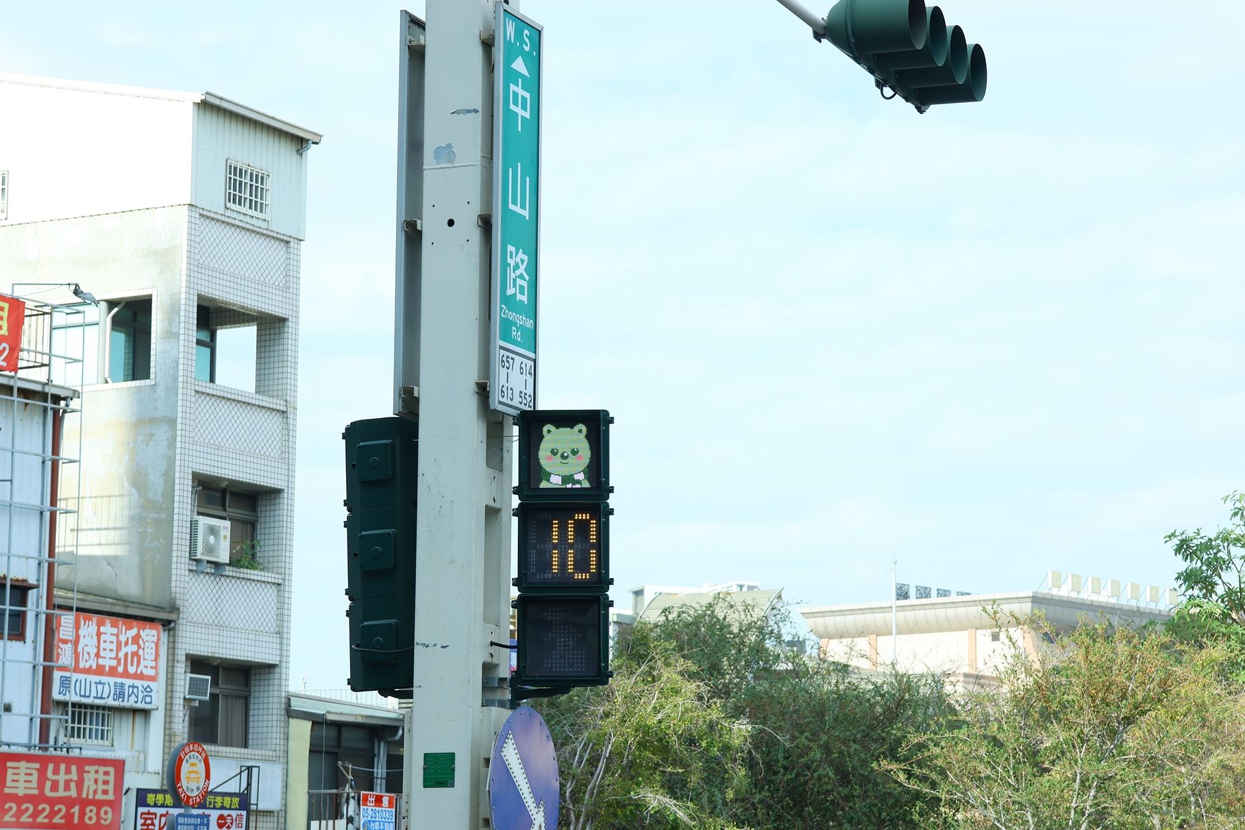 嘉義市不只有火雞燈，大白熊燈接續現身車站前小綠人。（嘉義市政府提供）