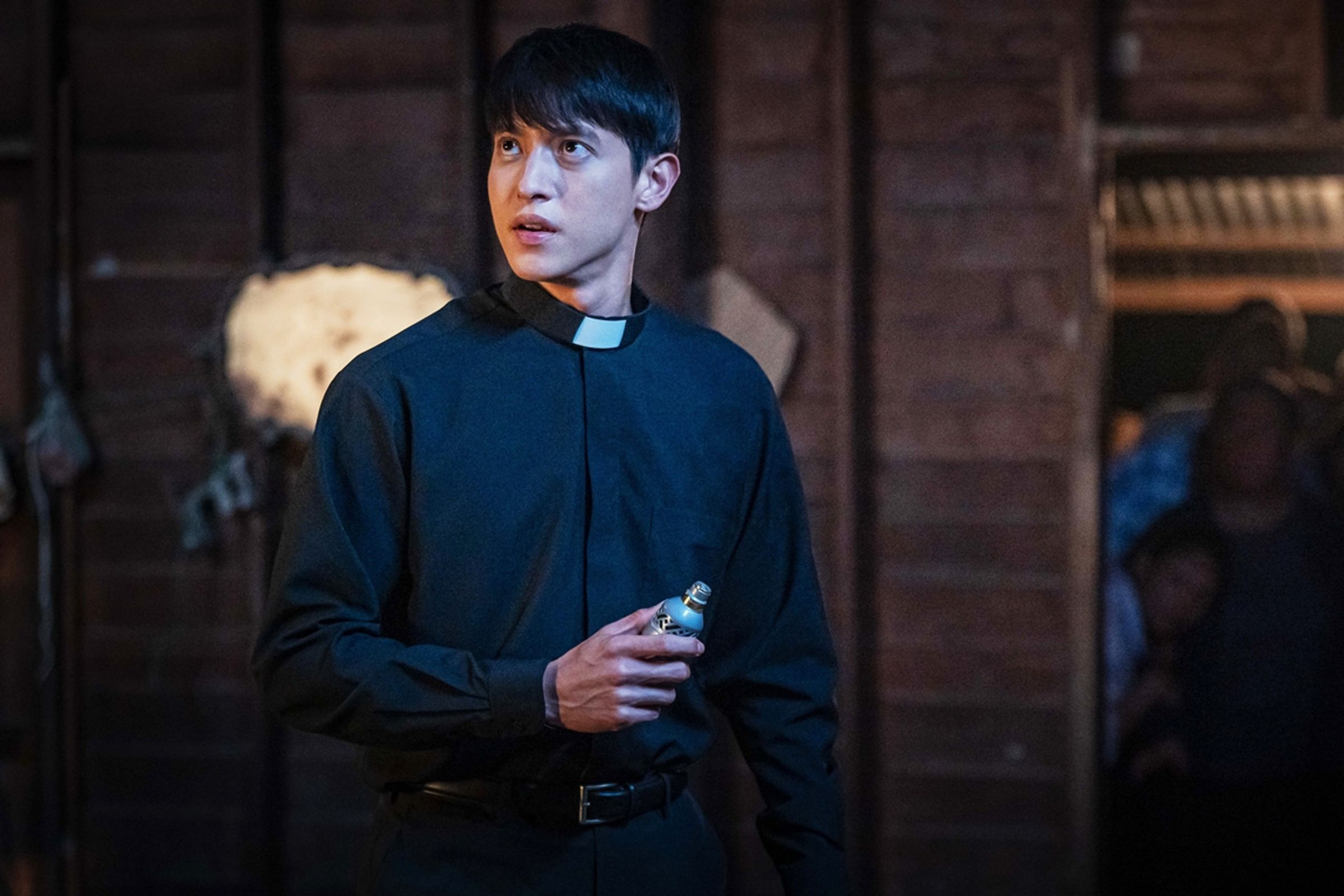 James為泰國當紅男星，他所演出的神父，懷有堅定的信仰，對抗惡靈。（龍祥電影提供）