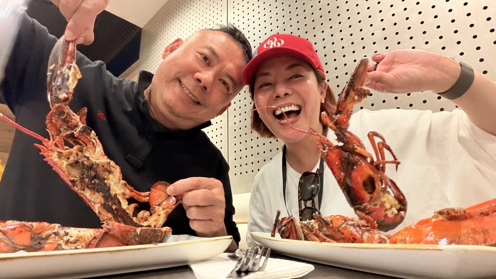 錦雯此行跟隨老公豪哥帶團，近距離觀察領隊工作日常，才發現看似「搭飛機上班」其實壓力滿滿，忍不住直呼佩服。（民視提供）